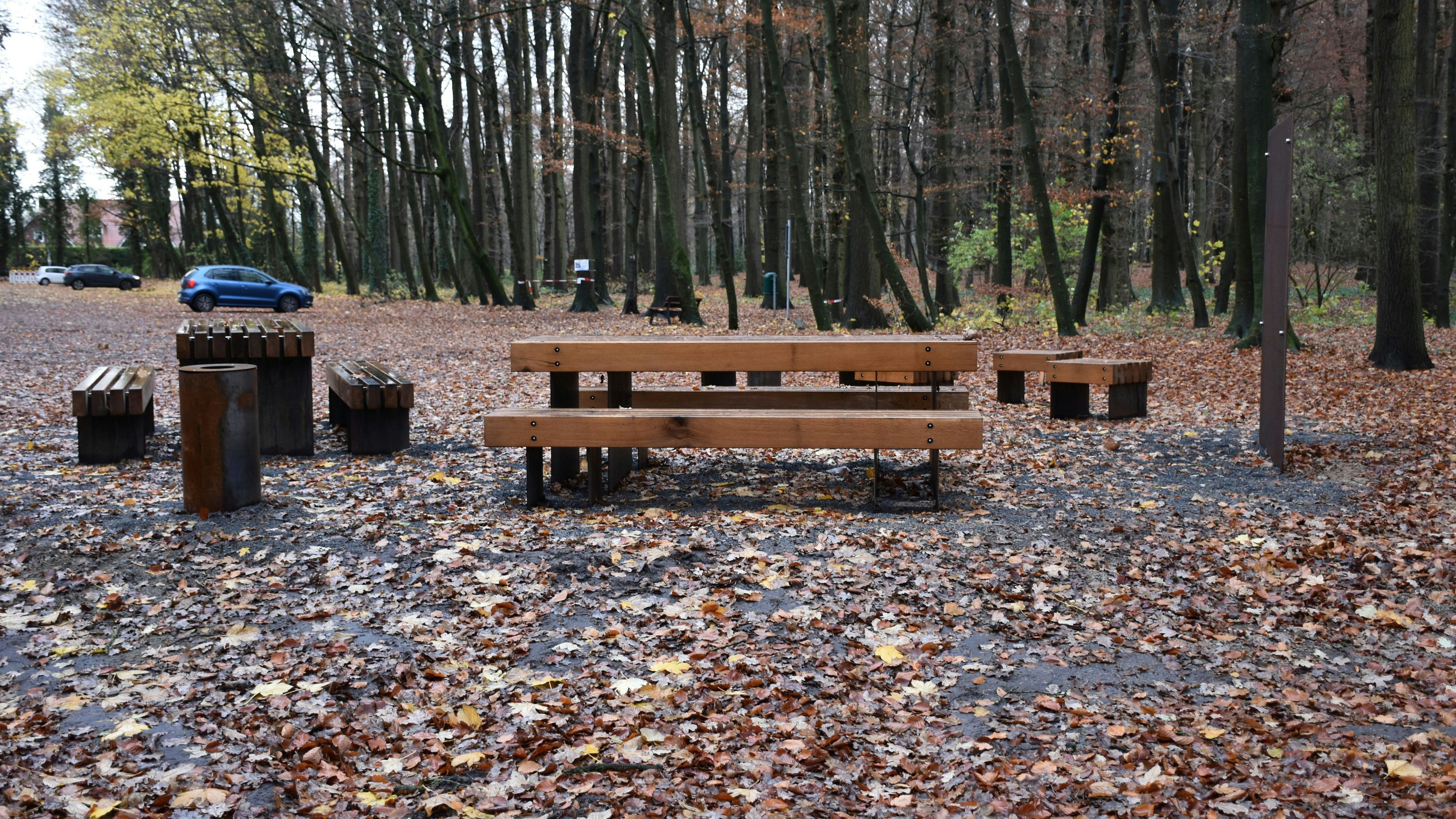Lädt schon zum Verweilen ein: die neue Sitzecke am Burgwald-Parkplatz. Foto: Böckmann