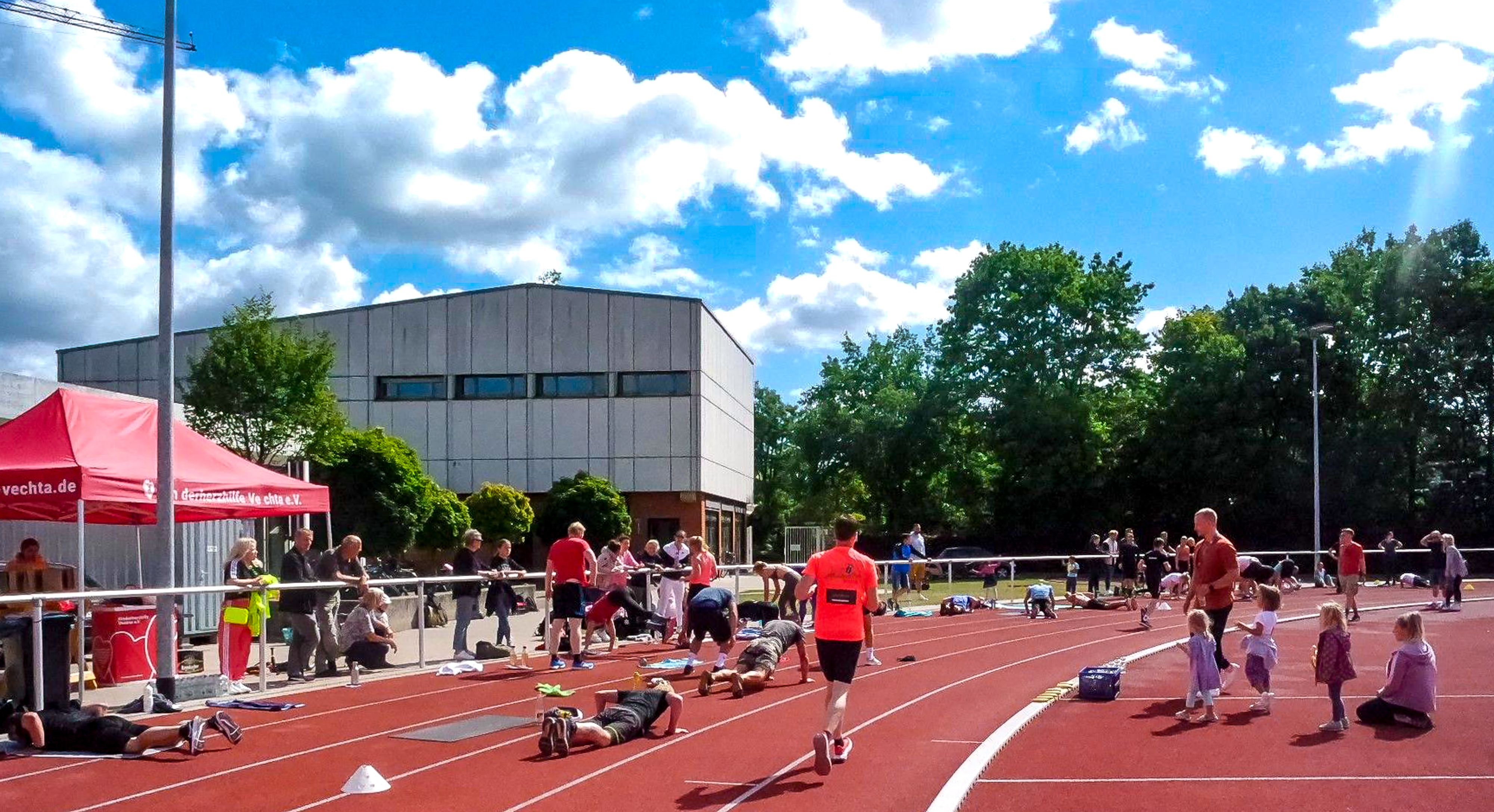 Rückblick: Das Workout auf dem Sportplatz der Universität Vechta hat es in sich. 60 Teilnehmer waren im vergangenen Jahr dabei. Dieses Mal sollen es mehr werden. Foto: Dase