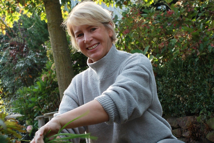 Kristina Büscherhoff ist Gartenplanerin und kennt sich mit Pflanzen für den Zier- und Nutzgarten bestens aus. Foto: Biegel