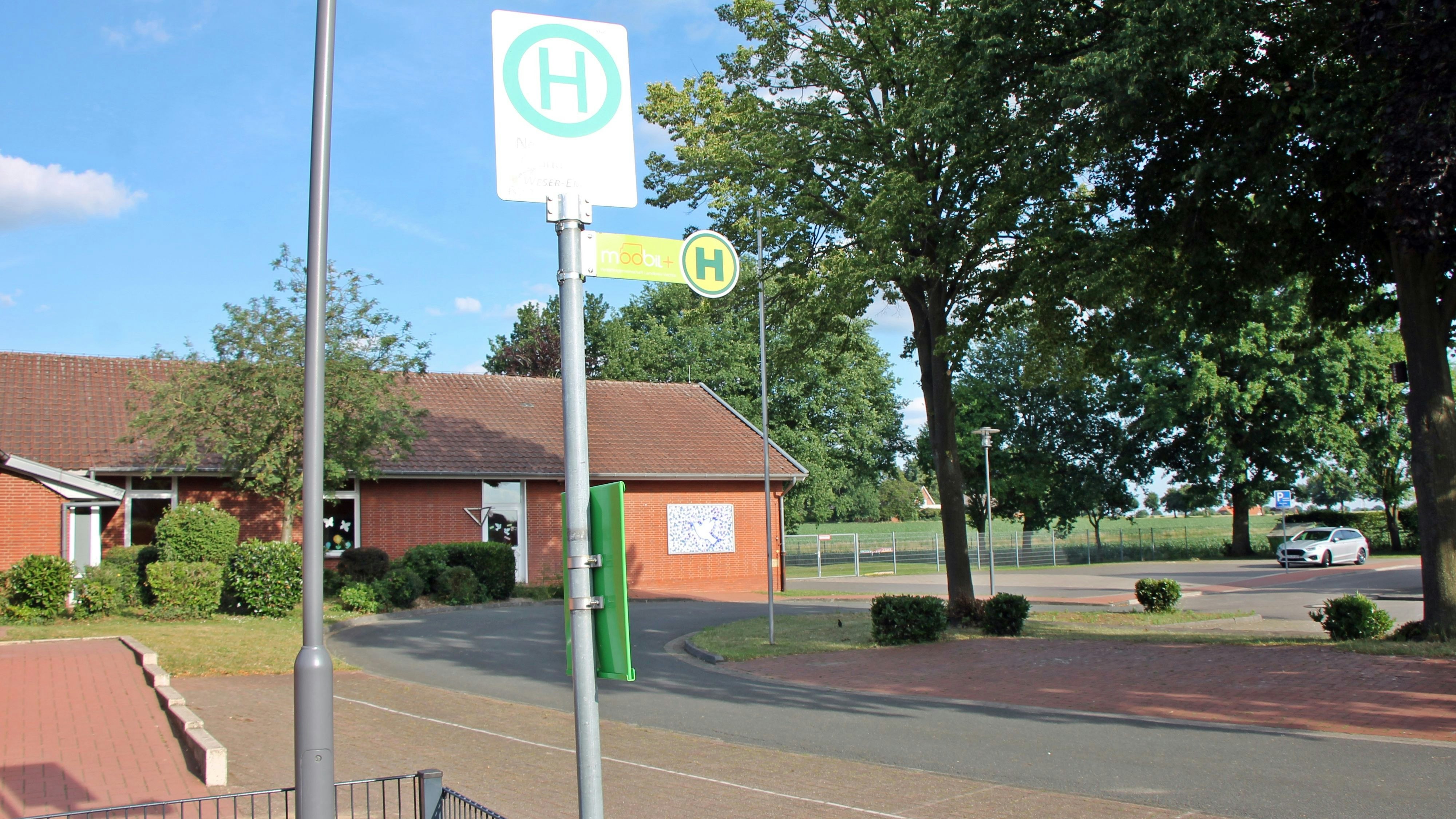 Es wird dauern: Zwar soll die Bushaltestelle bei der Grundschule umgestaltet werden, das aber nicht vor 2024. Foto: Oevermann