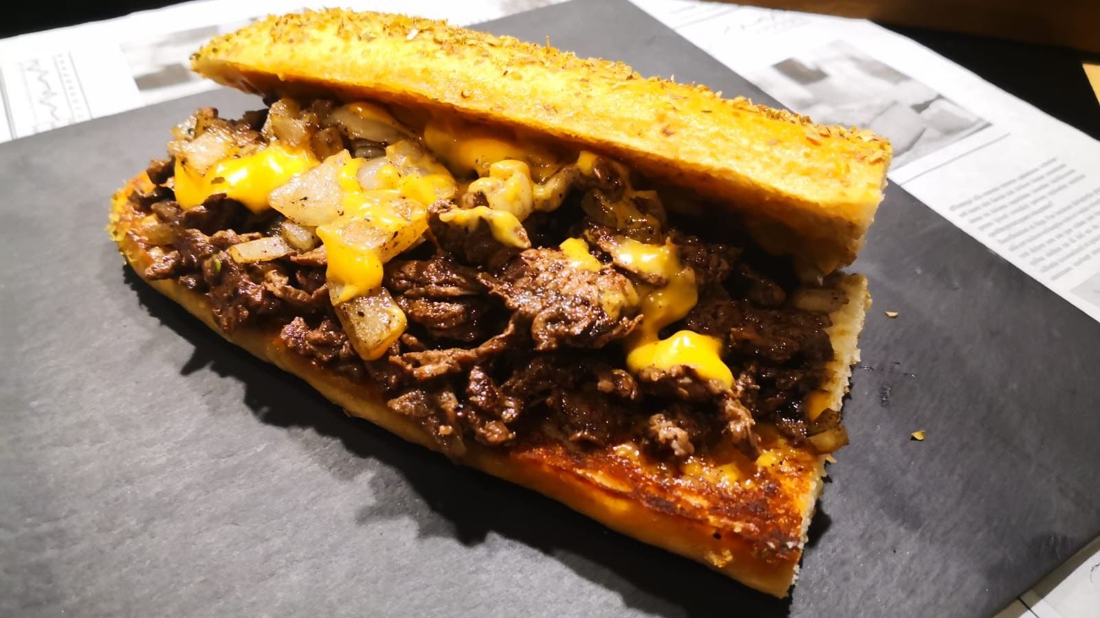 Sandwich-Spezialität aus Philadelphia: Das Philly Cheesesteak ist eines der beliebtesten Sandwiches in den USA. Foto: Meatfreaks