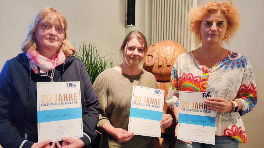 20 Jahre Ehrenamt: (von links) Dagmar Bokern, Anja Lönnecke und Esther Decker wurden für ihr jahrzehntelanges Engagement in der Abteilung Turnen geehrt. Foto: Röttgers