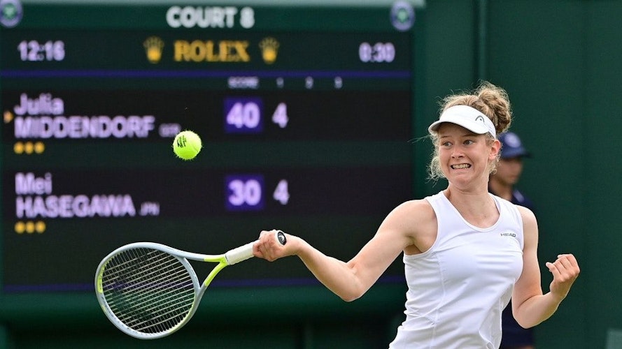 In Runde 2: Julia Middendorf in Wimbledon. Foto: Jürgen Hasenkopf