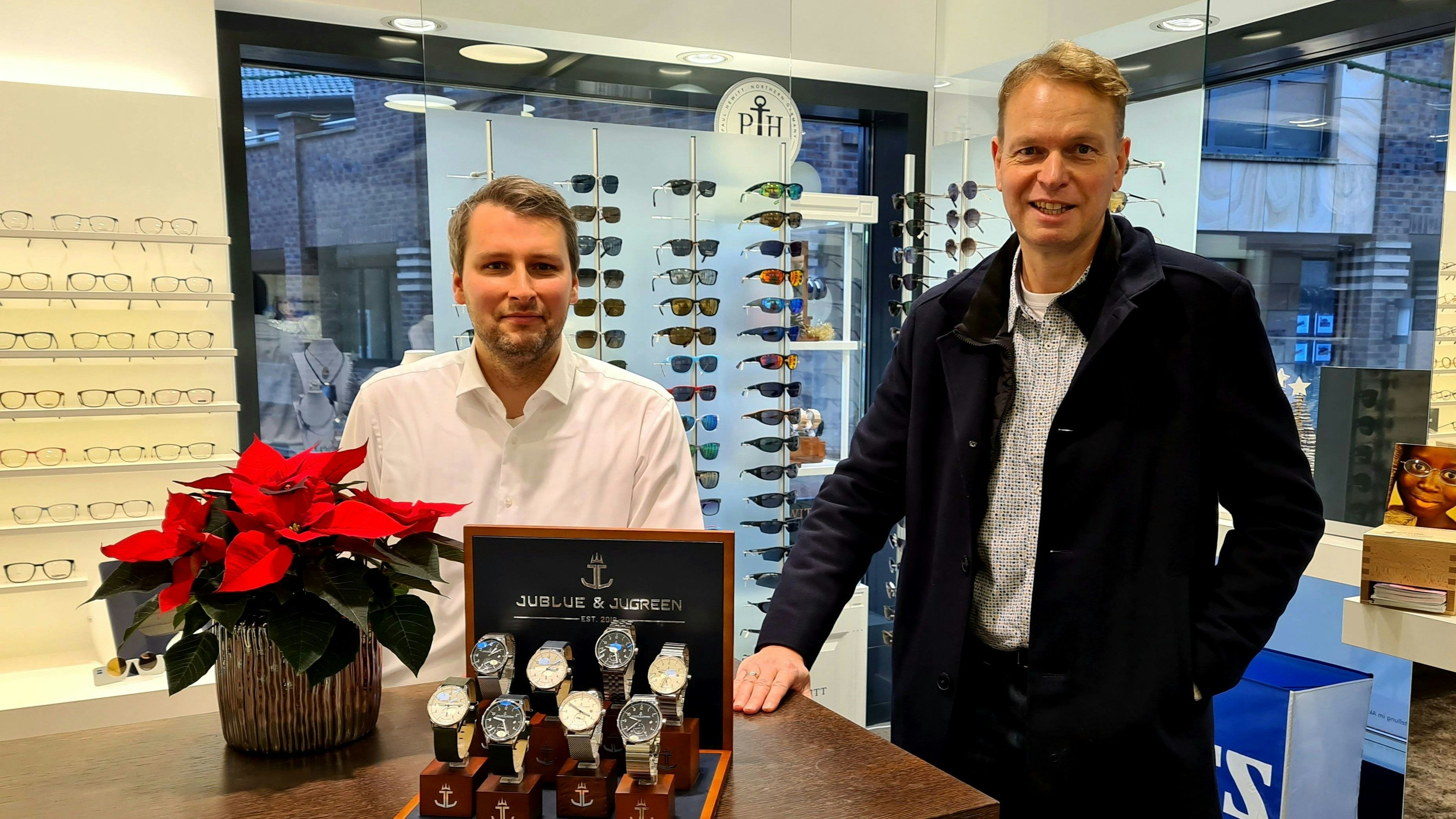 Der Label-Inhaber und der Uhrenexperte: Jürgen Kruse (rechts) verkauft seine recycelbaren Armbanduhren auch bei Mark Schumacher. Foto: Schumacher