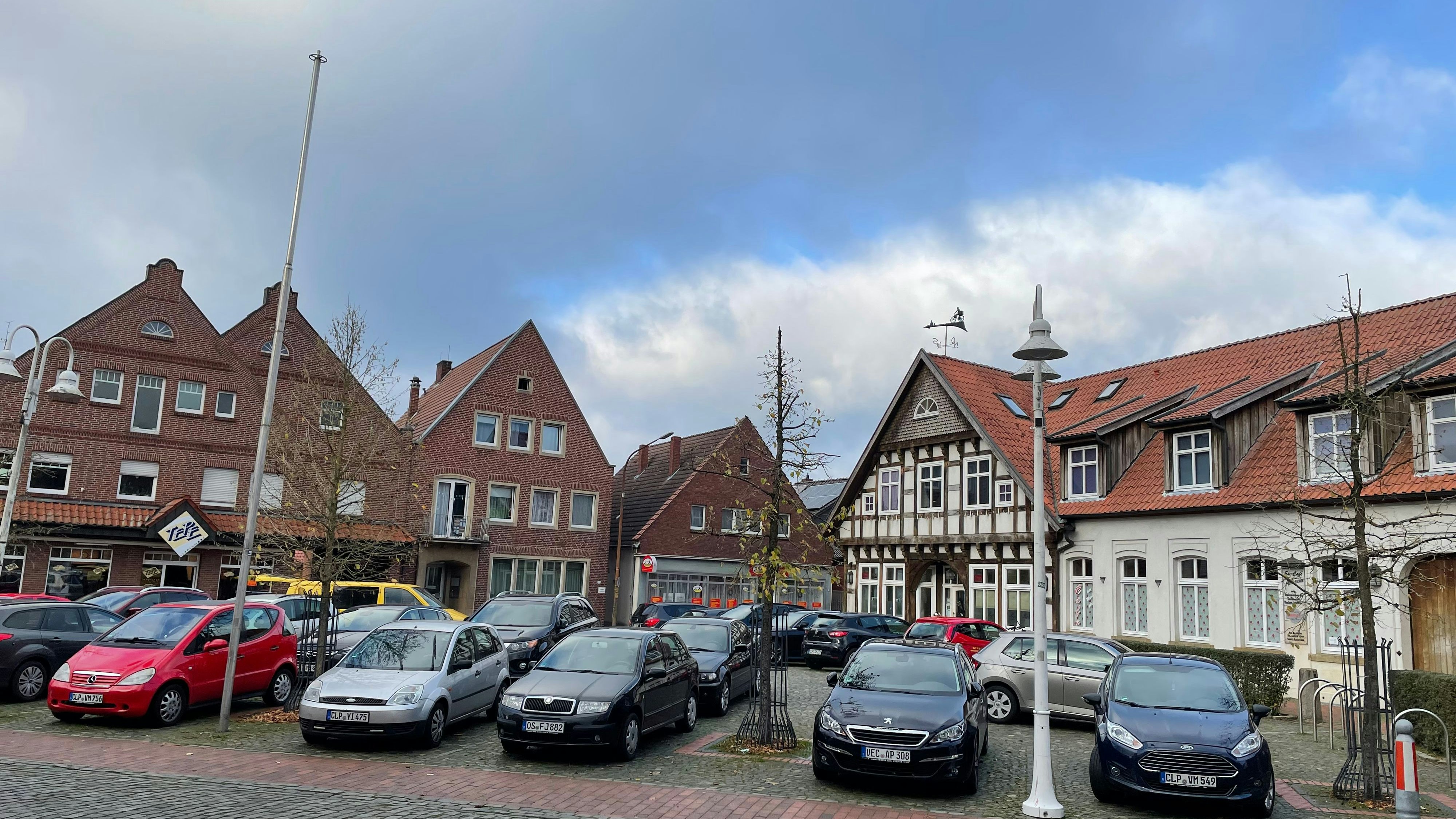 Parkplatz statt Marktplatz: In Essens Ortsmitte steht tagsüber meist ein Auto neben dem anderen. Foto: G. Meyer