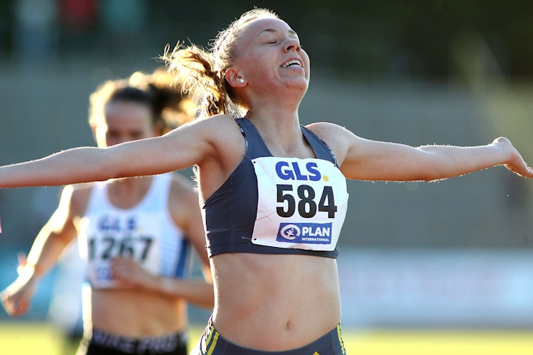 Der zweite Triumph: Carolin Hinrichs unmittelbar nach dem Zieleinlauf über 1500 Meter. Foto: rgsportbilder