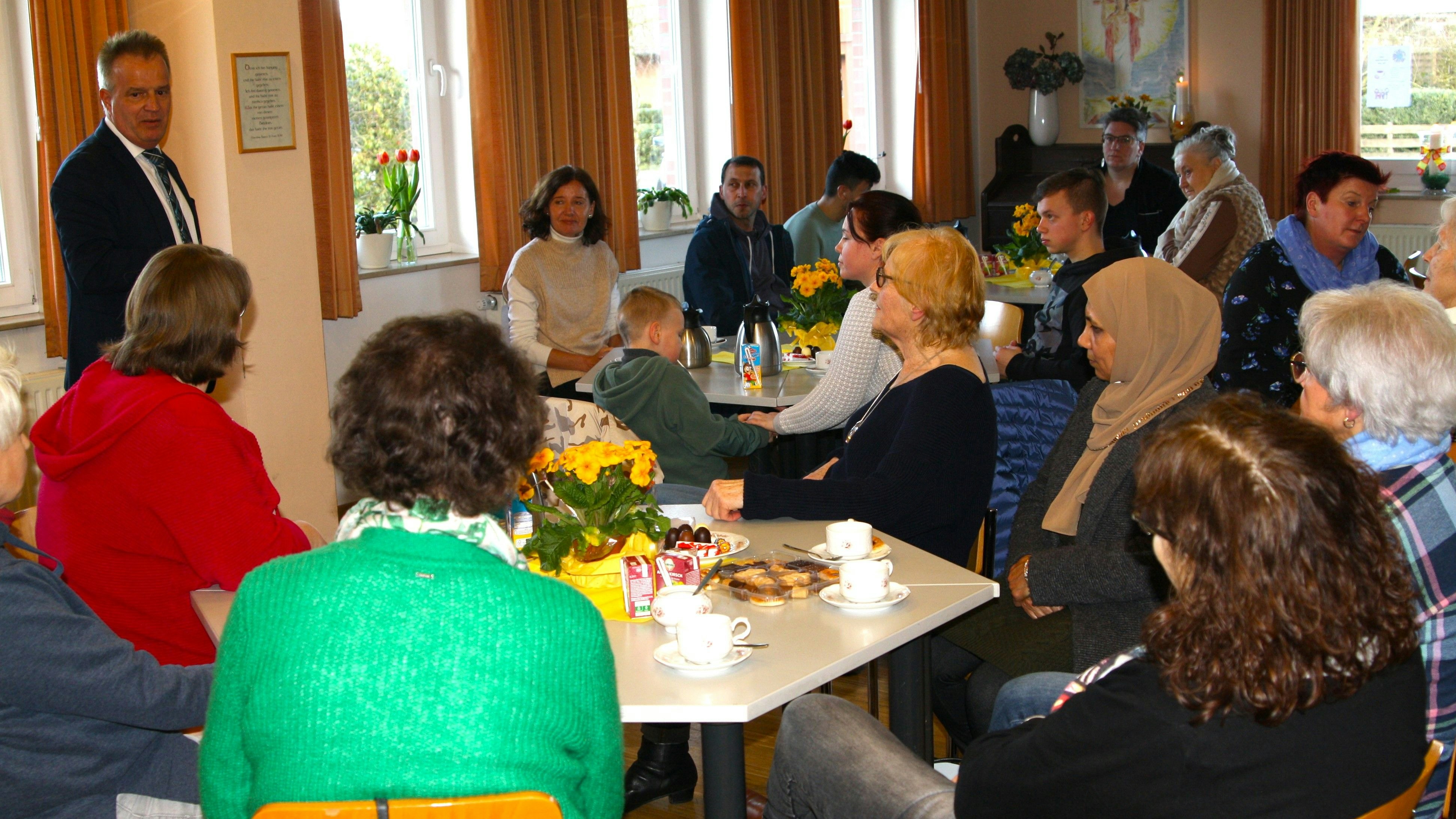Gemeinsamer Treffpunkt für freiwillig engagierte Menschen und Flüchtlinge: Bürgermeister Hermann Block (links) begrüßte das „Café International“ als „Ort der Begegnung für alle Menschen“. Foto: Pille