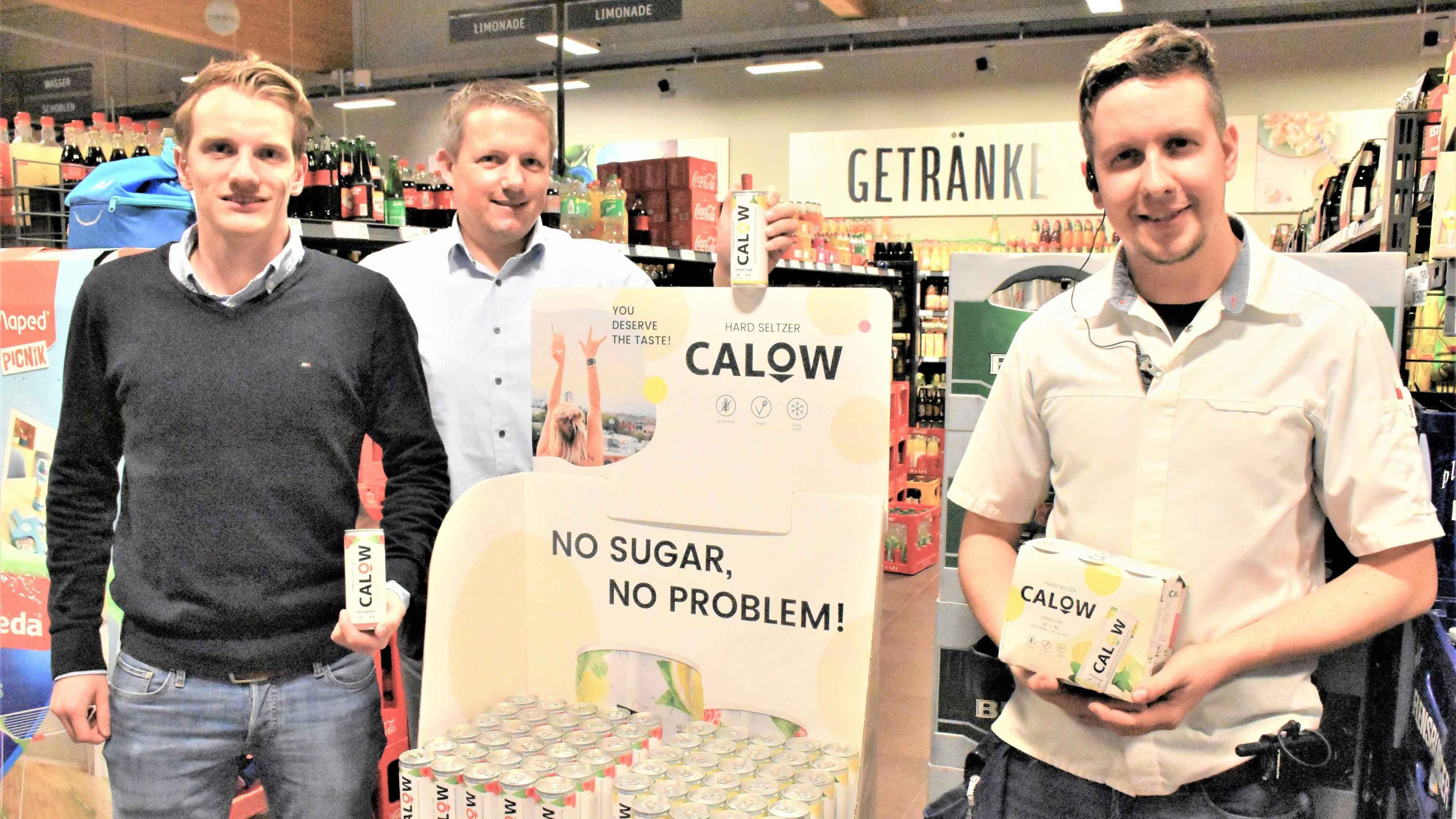 Im Rewe-Markt in Vechta-Oythe: Benno Orschulik und Markus Diekmann sowie Marktleiter Pierre Kitscha (von links) präsentieren "Calow Hard Seltzer".&nbsp; &nbsp; Foto: Kühn