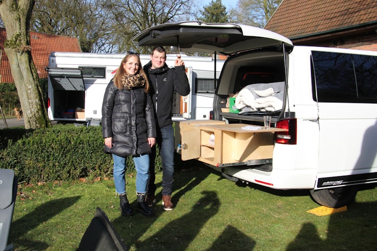Gut gerüstet für künftige Ausflüge: Alexander Bödecker und seine Frau Malin haben ihren neuen Multivan mit einer Holzkonstruktion inklusive Kühlfach und Wassertank ausgestattet. Foto: Speckmann