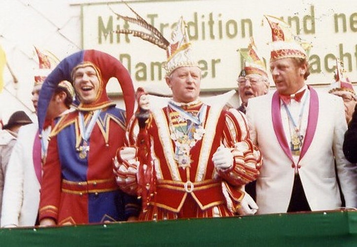 Die Narrenwelt regierten 1981 (vorne, von links) Hofnarr Hans-Georg Alten, Prinz Franz II. (Grabber) und Adjutant Günter Aszmons. Foto: Stadtmuseum