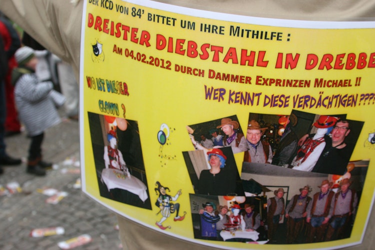 Die Narren in Drebber suchten mit großen Plakaten nach den Clown-Entführern. Foto: Wiehebrink