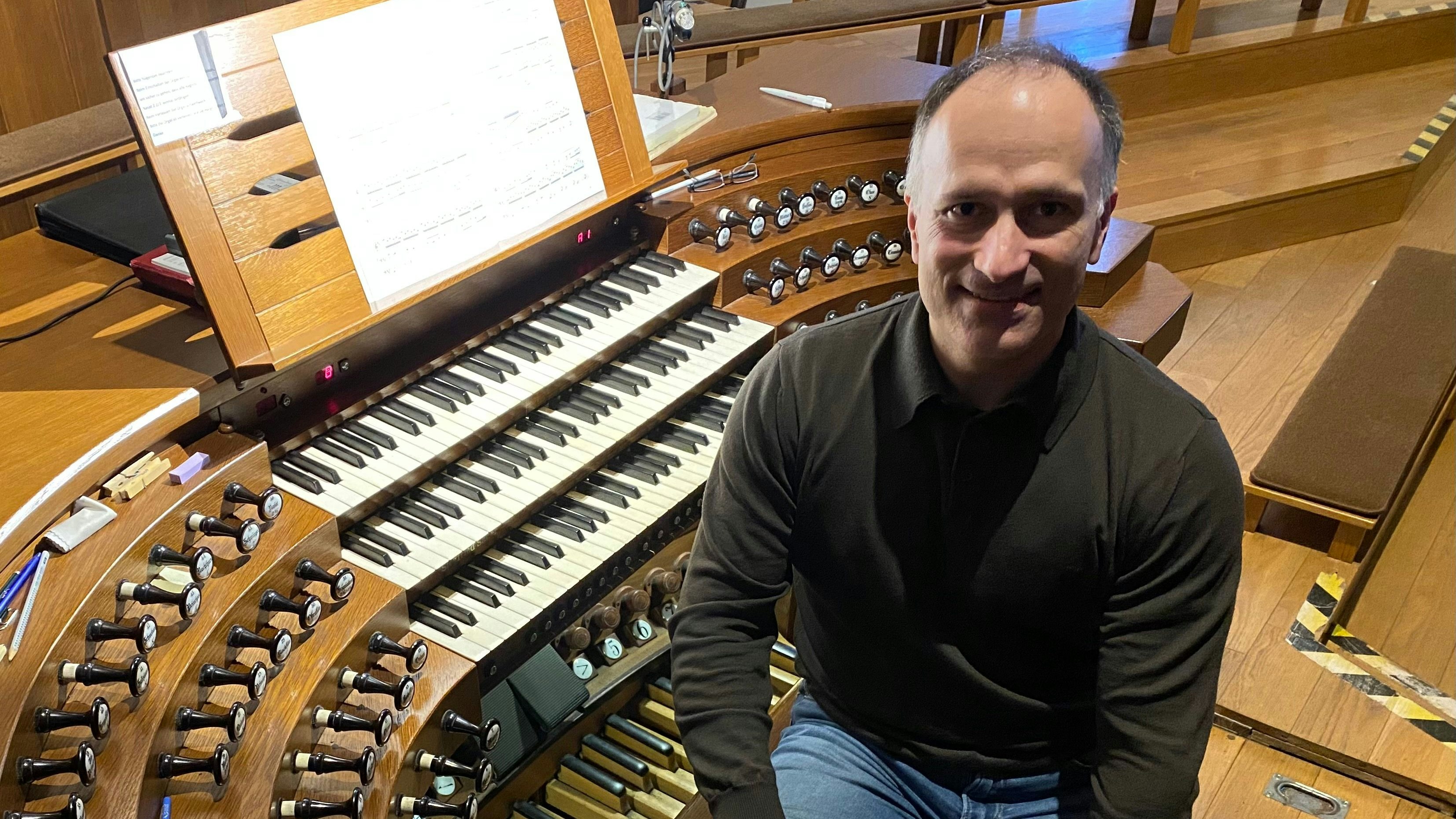 An der "Königin der Instrumente": Carlos Reigadas entdeckt zurzeit die Sauer-Orgel in der St. Marien-Kirche Friesoythe. Foto: Claudia Wimberg