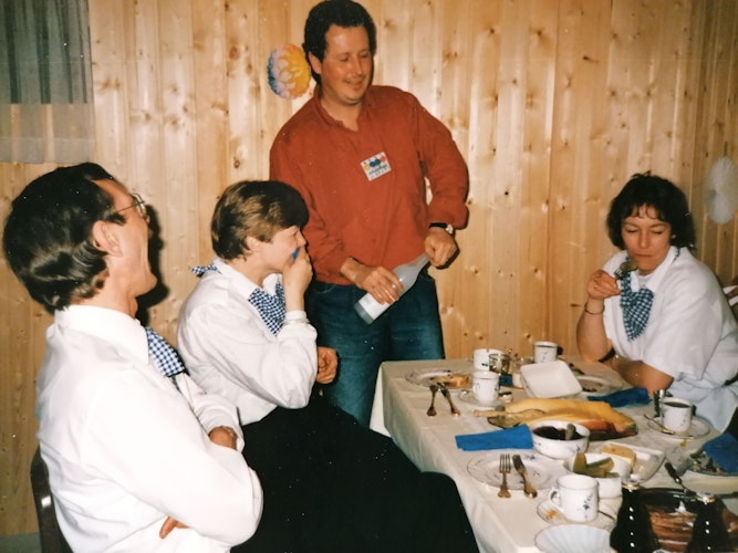 Über den wiederaufgetauchten Ehering freuten sich (von links) Wilfried und Inge Strubbe, Peter Persing und Marianne Beckmann. Foto: Persing