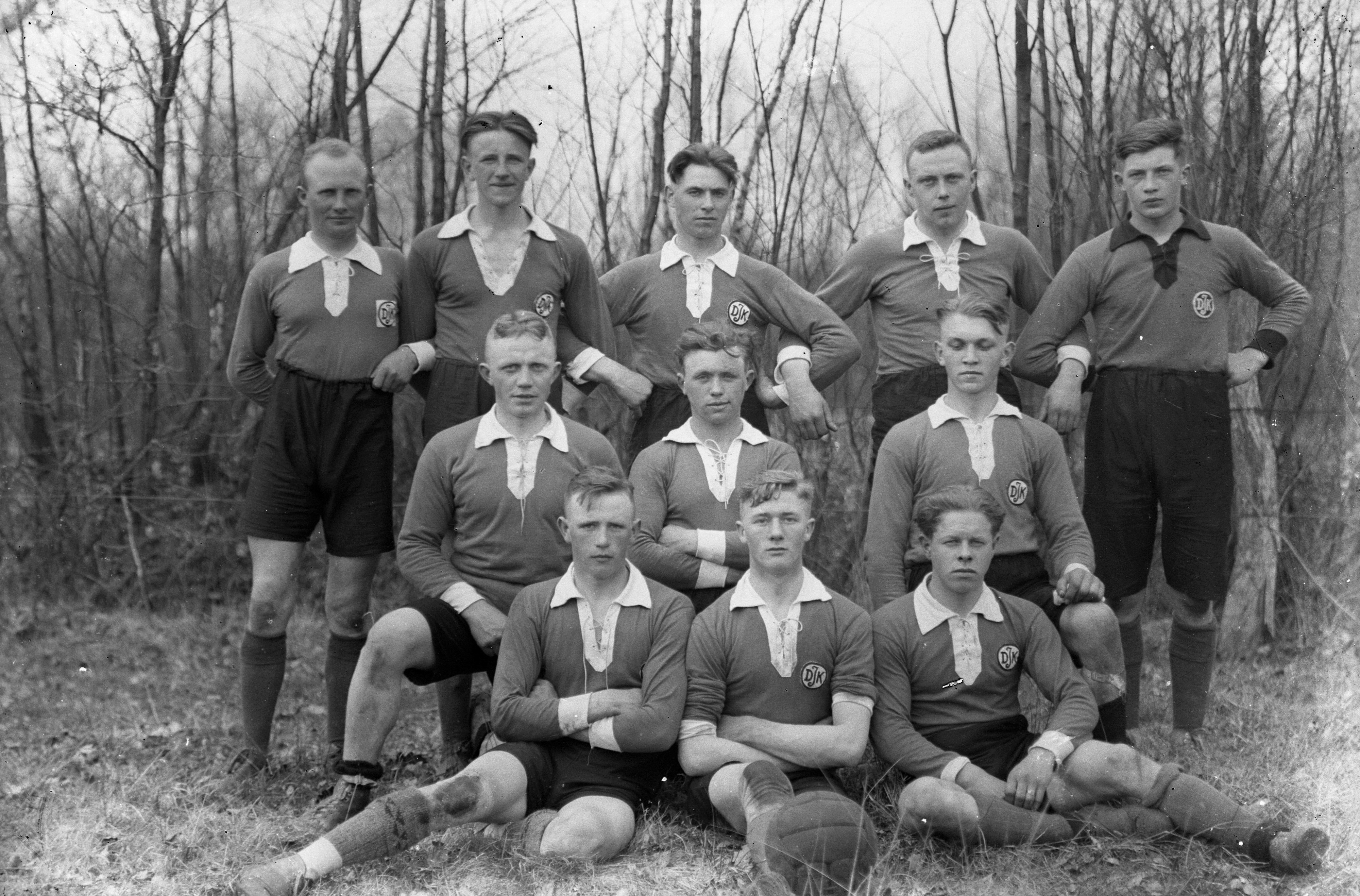 Elf Männer nach Spielende: Diese Fußballmannschaft hat Clemens Bokern um 1930 fotografiert. Gesucht werden die Namen und die Herkunft. Foto: Heimatverein Bakum/Sammlung Bokern