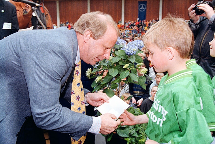 Vor 24 Jahren: Im April 1997 war Ex-Bundestrainer Berti Vogts zu Gast in Lohne, um die Spendenschecks vom Werder-Eck zu verteilen. Foto: Kokenge