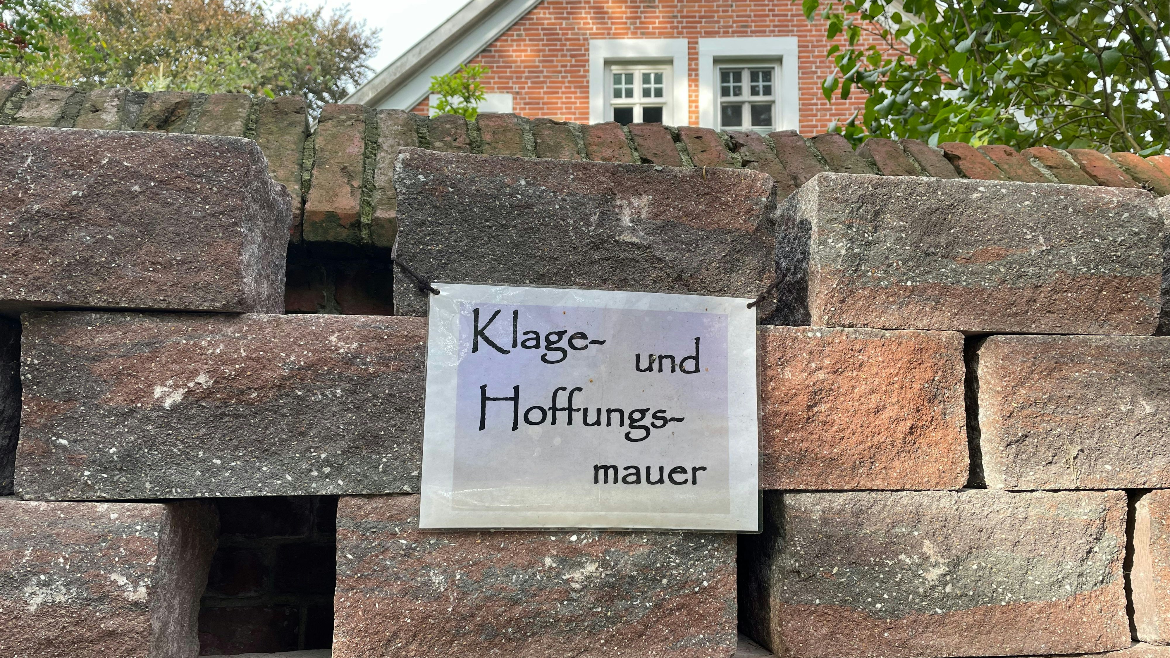 Hoffen auf schnelle Aufklärung: In Lindern wurde die Klagemauer&nbsp; im Zuge der Münsteraner Missbrauchsstudie geschaffen. Im Hintergrund ist das Pfarrhaus zu sehen.&nbsp; Foto: Meyer