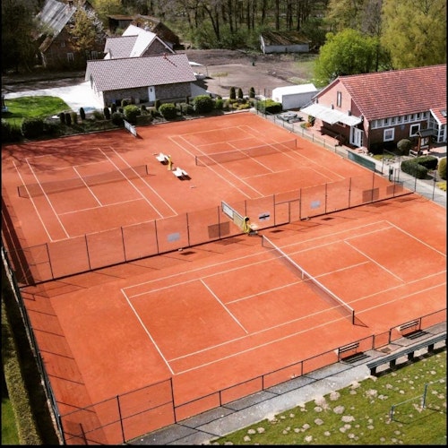 Nicht nur Fußball: Im Jahr 1984 wurde der Verein mit der Angliederung der Tennisabteilung erweitert. Foto: BV Kneheim