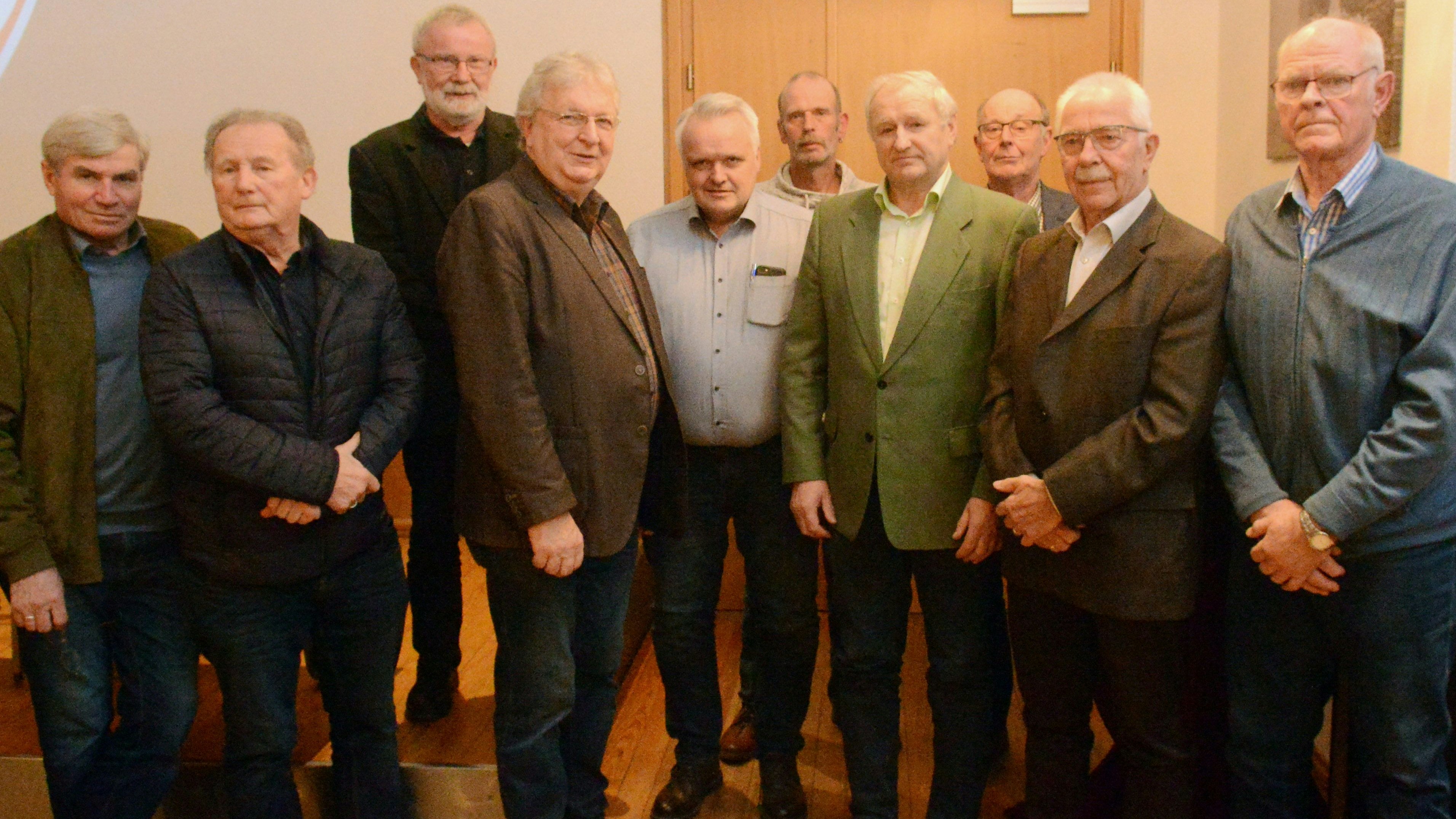 Ehrung: 8 langjährige Mitglieder der CDU waren der Einladung gefolgt. Der Vorsitzende Heinz Ameskamp (4. von links.) und sein Stellvertreter Hans Götting (3. von rechts) überreichten die Urkunden. Foto: Siemer