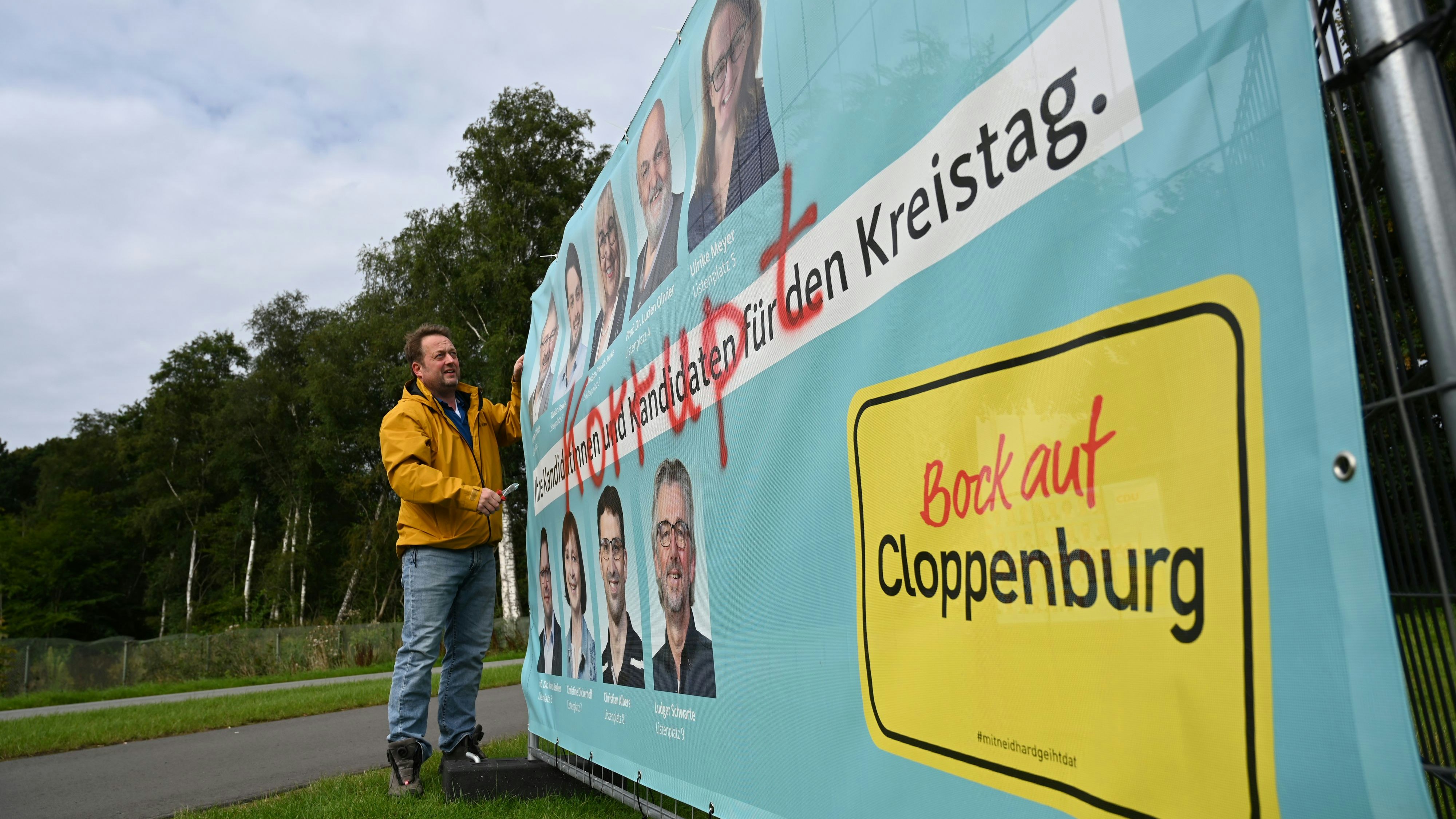 Alle Parteien betroffen: Im vergangenen Jahr wurden auch Wahlplakate der CDU in Cloppenburg beschmiert. Christdemokrat Olaf Vocks hängte sie ab. Archivfoto: Hermes