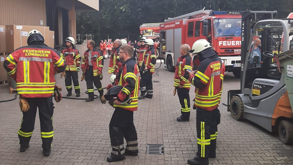 Geschafft: Die Feuerwehr löschte den Brand in dem Betrieb. Foto: FFW Löningen