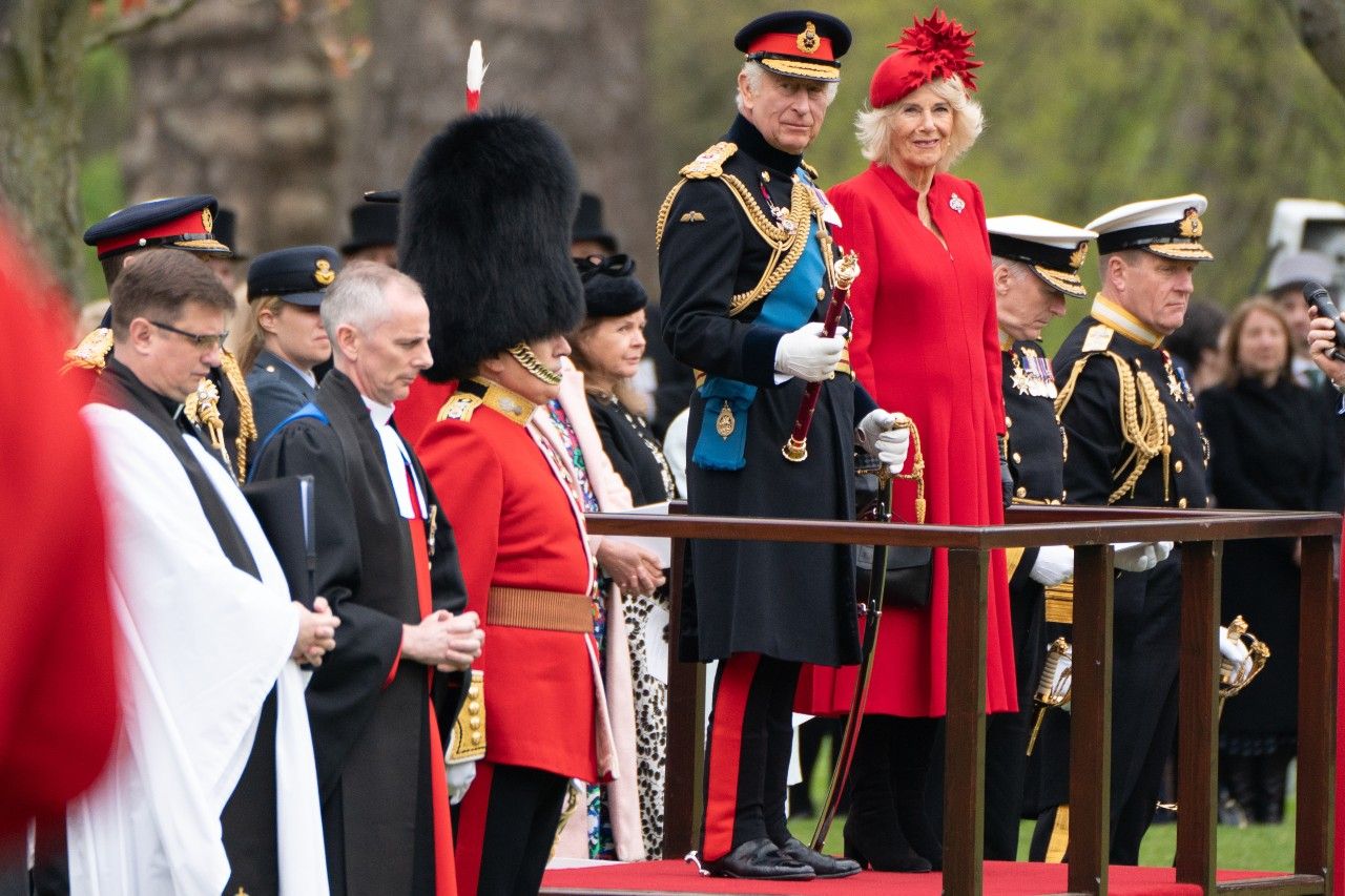Der britische König Charles III. (Mitte, links) und Königsgemahlin Camilla (Mitte, rechts) bei einer Zeremonie in London im April dieses Jahres. Foto: picture alliance/dpa/PA Wire/Stefan Rousseau