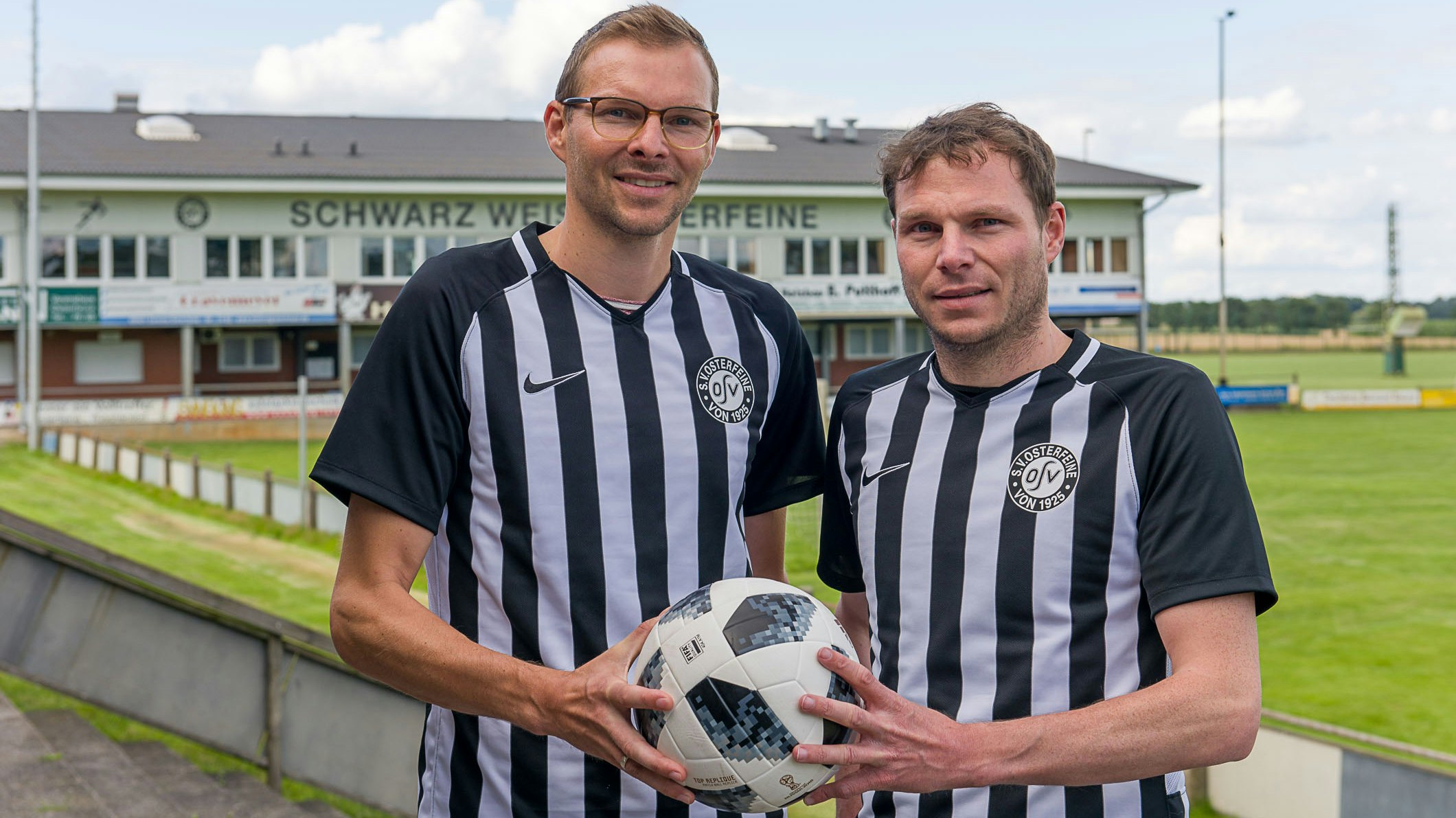 Lebenslang Schwarz-Weiß: Die Brüder Christian (links) und Michael Harpenau im Osterfeiner Stadion. Foto: Wenzel