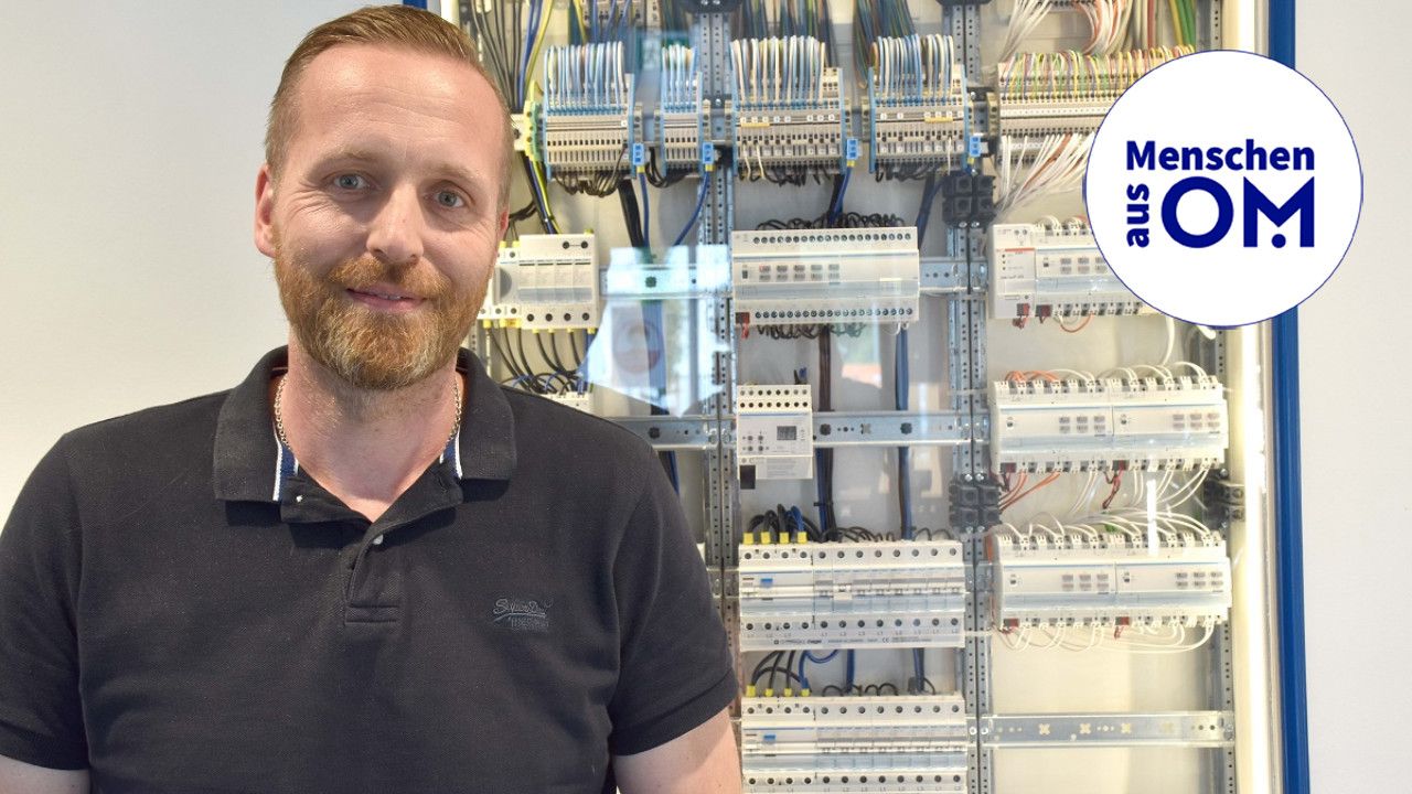 Die Elektrotechnik fasziniert ihn: Christoph Kossen neben einem Schaltschrank im Gebäude der von ihm mitgegründeten PK Elektrotechnik GmbH in Goldenstedt. Foto: Klöker