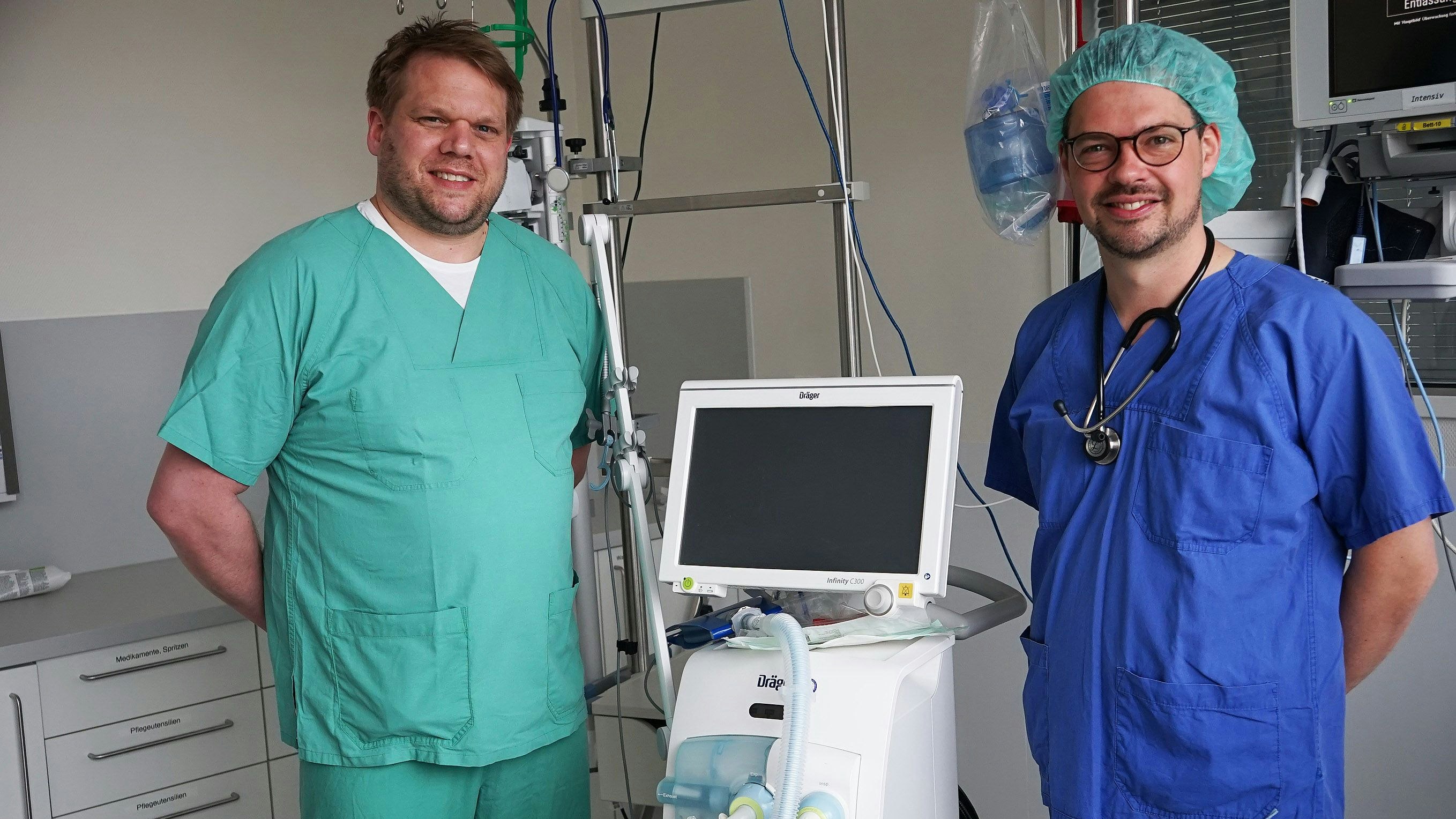 Ärzte-Duo: Christoph Reinke (links) und Dr. Simon Moormann leiten die Anästhesiologie künftig im Kollegialsystem. Foto: Meier