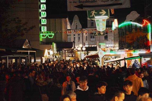 Kein Abstand möglich: Besonders in den Abendstunden ist die Innenstadt beim Cloppenburger Cityfest gut gefüllt. Foto: MT-Archiv / Hermes