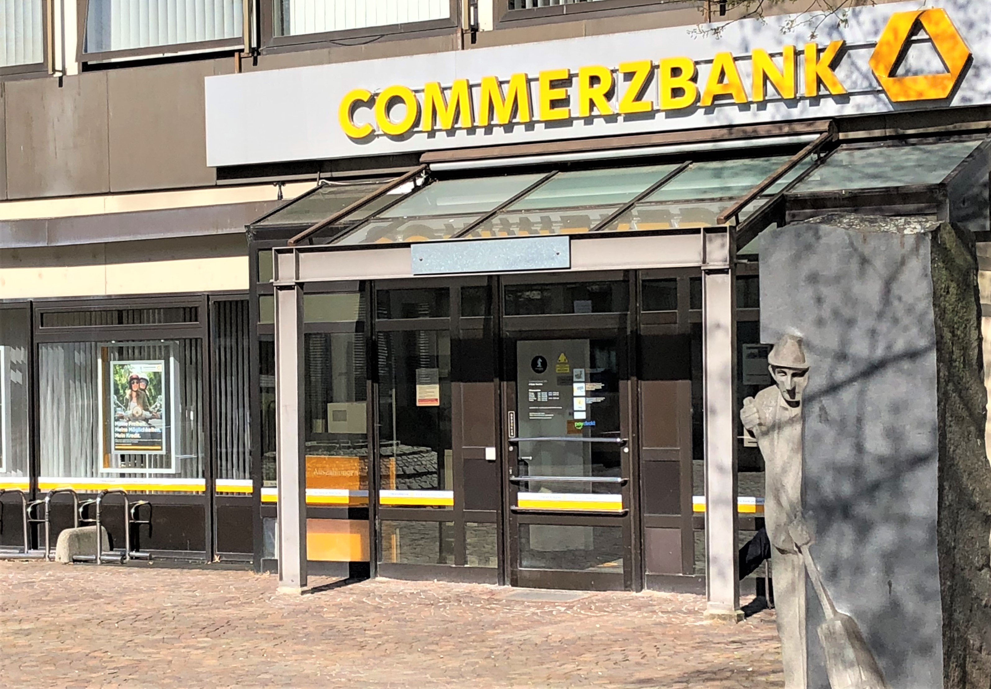 Gute Geschäfte: Die Commerzbank im Oldenburger Münsterland und Diepholz&nbsp; - im Bild die Filiale Vechta - gewinnt Kunden hinzu. Das Geschäftsvolumen steigt. Foto: Kühn&nbsp;