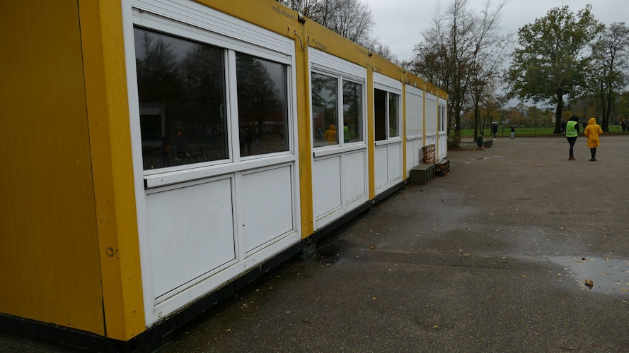 Nur bedingt nutzbar: Von sechs Containern, die an der Oberschule Altenoythe die Raumnot lindern sollen, entsprechen 4 nicht den Anforderungen. Foto: Stix