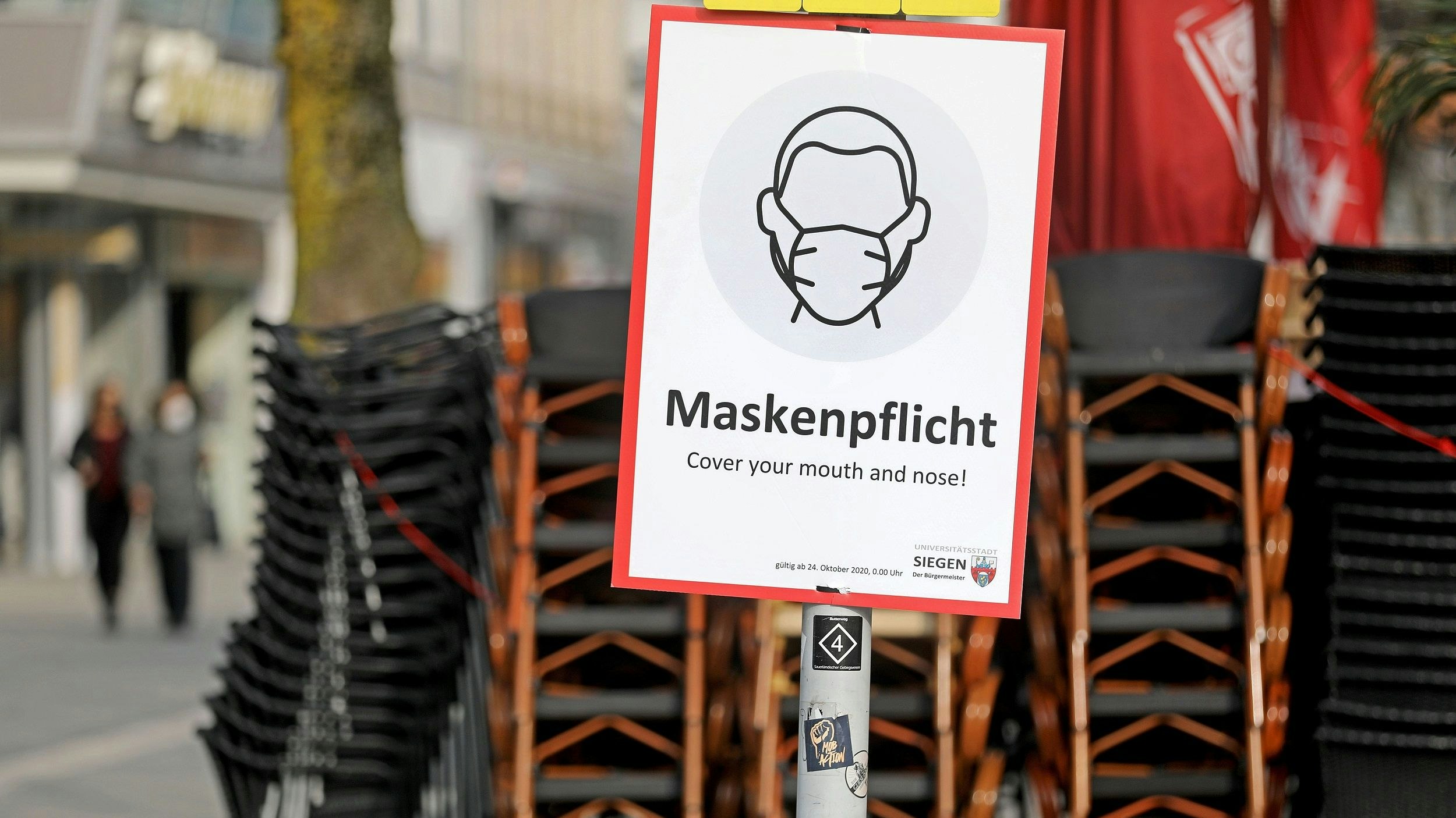 Maskenpflicht auf der Straße: Solche Vorgaben richten sich nach dem Inzidenzwert. Doch nun sind immer mehr Menschen geimpft. Foto: dpa