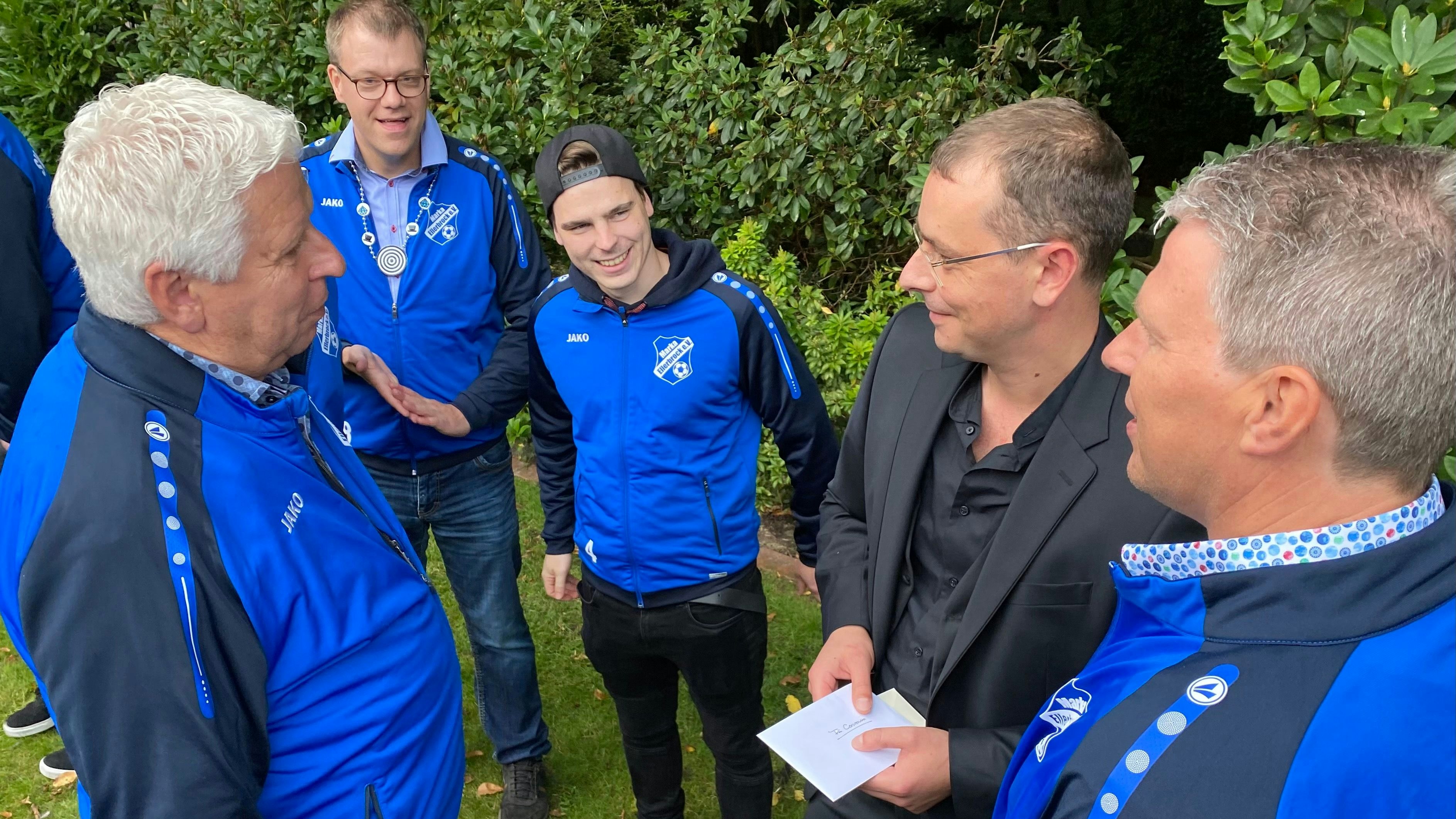 Mannschaftskamerad: Fußballer des SV Marka Ellerbrock wünschten ihrem Teamkollegen Cosmin (Zweiter von rechts) alles Gute. Foto: Wimberg