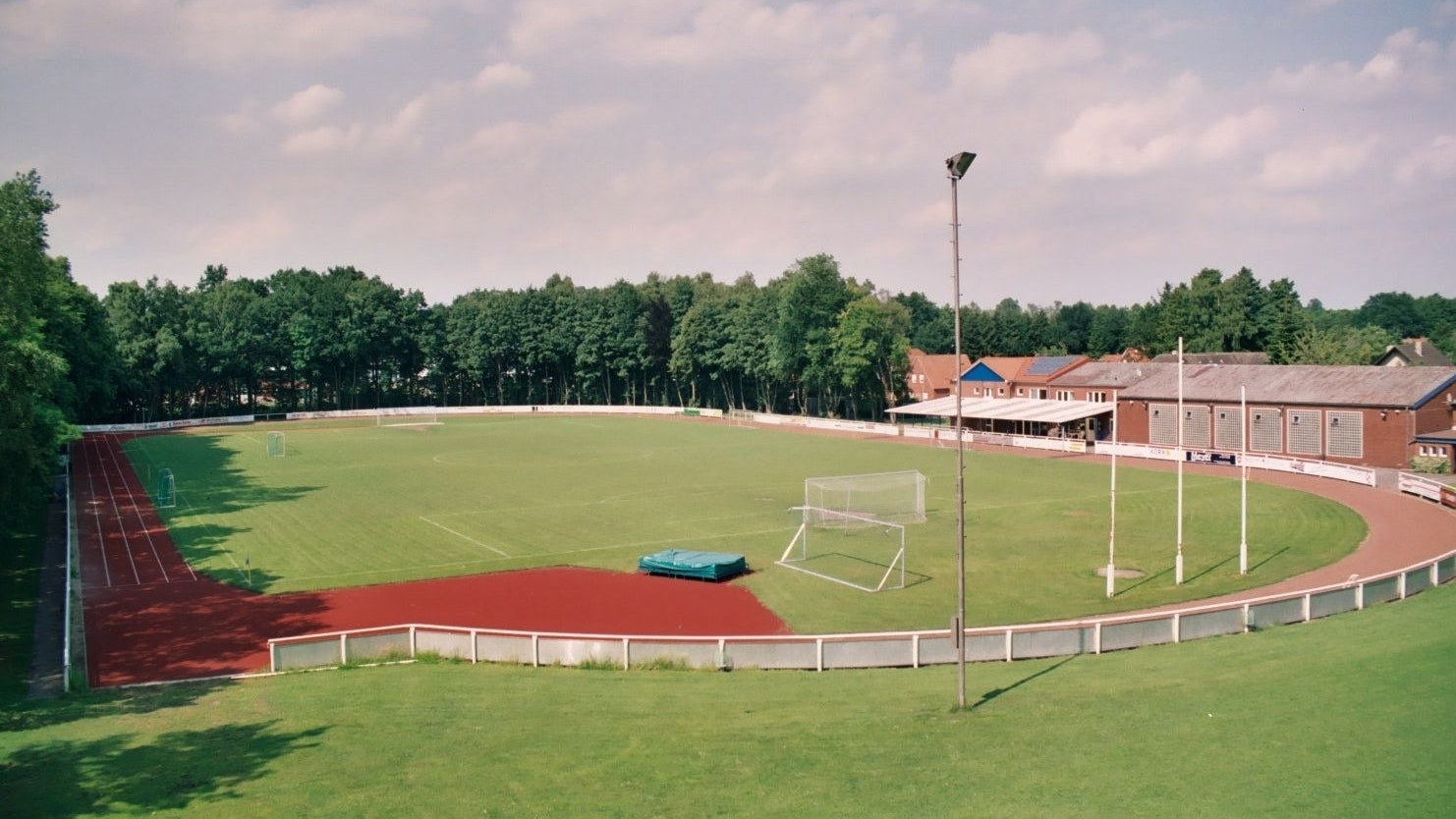 Blick auf das alt-ehrwürdige Jahnstadion: Die Sportstätte wird bereits seit 1912 für Spiele und Turniere genutzt – ist aber mittlerweile arg in die Jahre gekommen. Foto: TVD
