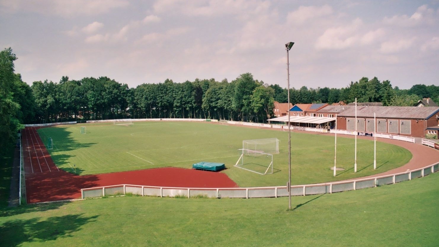 Blick auf das altehrwürdige Jahnstadion: Die Sportstätte wird bereits seit 1912 für Spiele und Turniere genutzt – ist aber mittlerweile arg in die Jahre gekommen. Foto: TVD