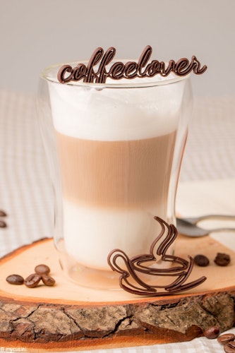 Überraschung für Kaffeegäste: Die tollen Schokoladendekore sind innerhalb weniger Minuten hergestellt. Foto: djdmycusini