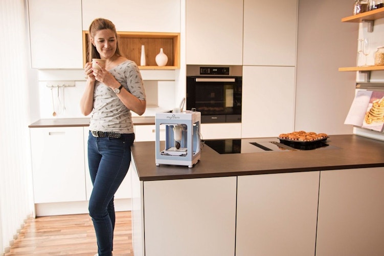 Der handliche Schoko-Drucker ist etwa so groß wie eine Kaffeemaschine und mit nur einem Drehknopf einfach zu bedienen. Foto: djdmycusini