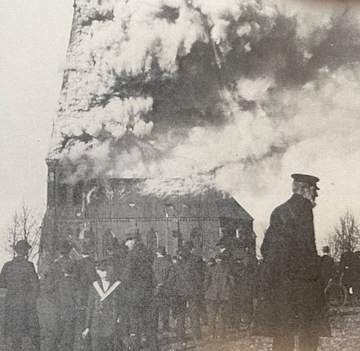 Raub der Flammen: Im Februar 1913 brennen Turm und Dachstuhl der Kapelle lichterloh. Foto: Trinitatis Kirchengemeinde
