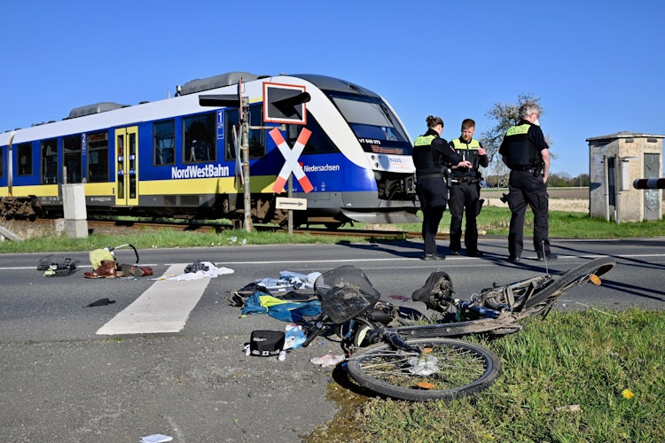 Schwerer Unfall am Ostersonntag: Bei einer Kollision mit der Nordwestbahn wurde ein 63-jähriger Pedelec-Fahrer lebensgefährlich verletzt. Foto: M. Niehues