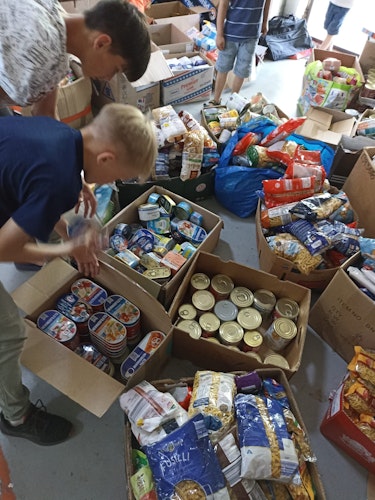 Reich beschenkt: Die Spenden aus Lastrup wurden mit Begeisterung empfangen. Foto: Luttikhuis