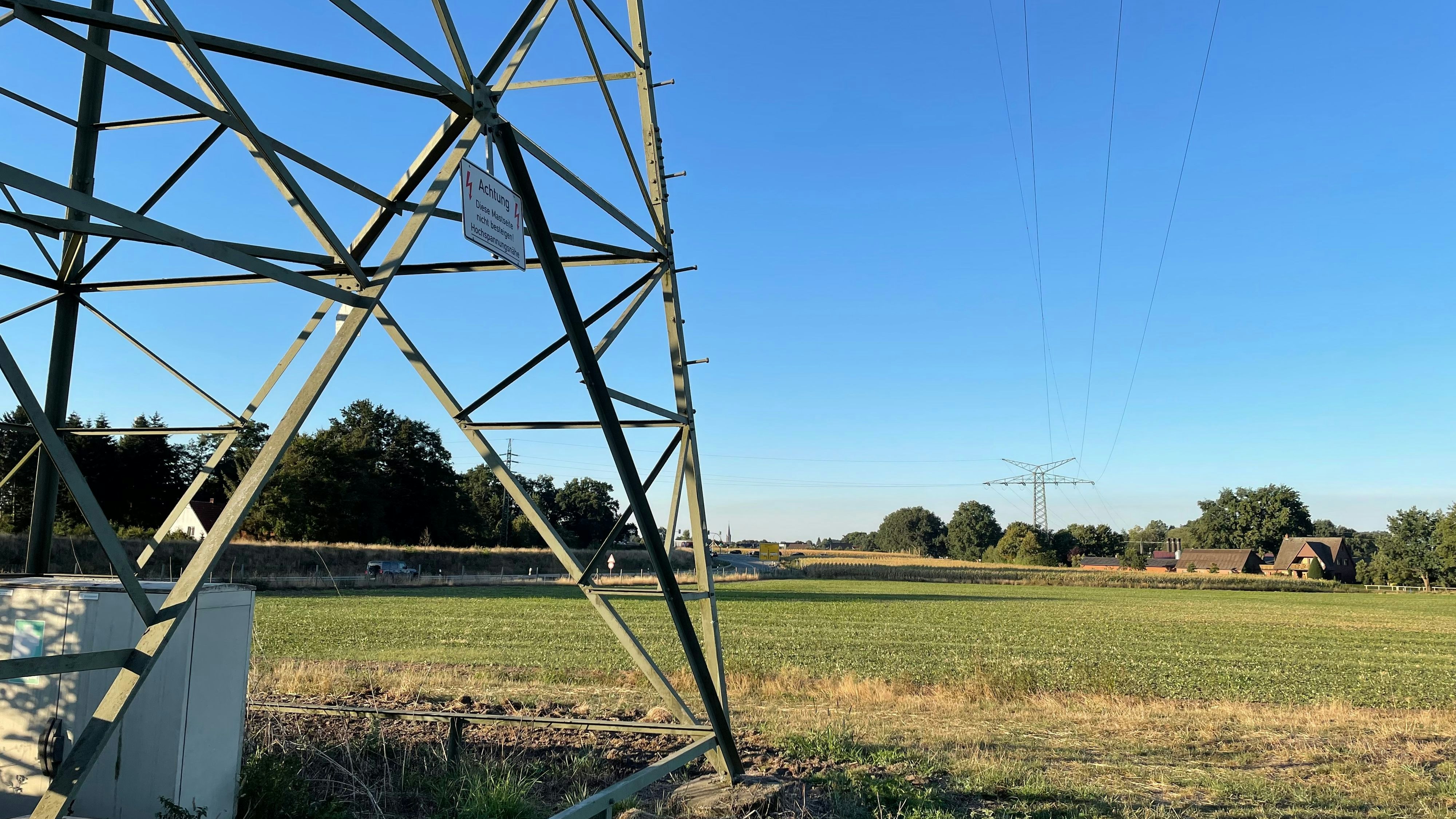 Masten werden ersetzt: Die 110-kV-Leitung führt bei Essen entlang der Bundesstraße 68. Foto: G. Meyer