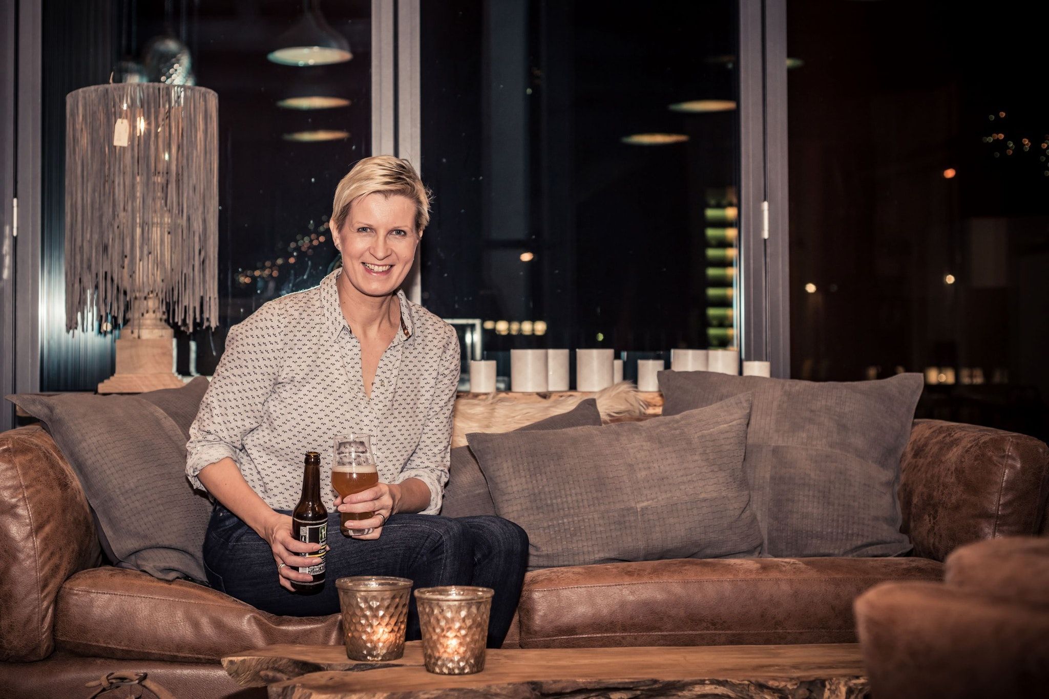 Um kreative Ideen nicht verlegen: Gästeführerin Petra Pekeler bleibt in der Pandemie auf dem Sofa sitzen, während sie ihre Bier- und Kneipengeschichten erzählt. Das Publikum kann sich online dazuschalten. Foto: Fotowerk Julia Pöstges <br>