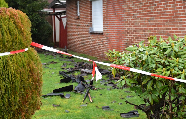 Nach dem Brand: Dachziegeln säumen den Boden um das mittlerweile unbewohnte Haus. Foto: Hahn