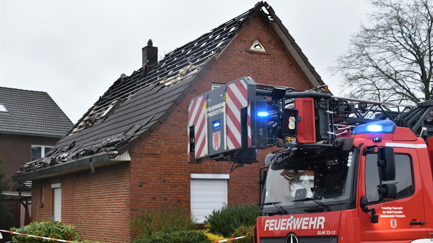 Einsatz: Insgesamt dreimal musste die Feuerwehr zu dem Haus an der Schwaneburger Straße ausrücken. Foto: Hahn