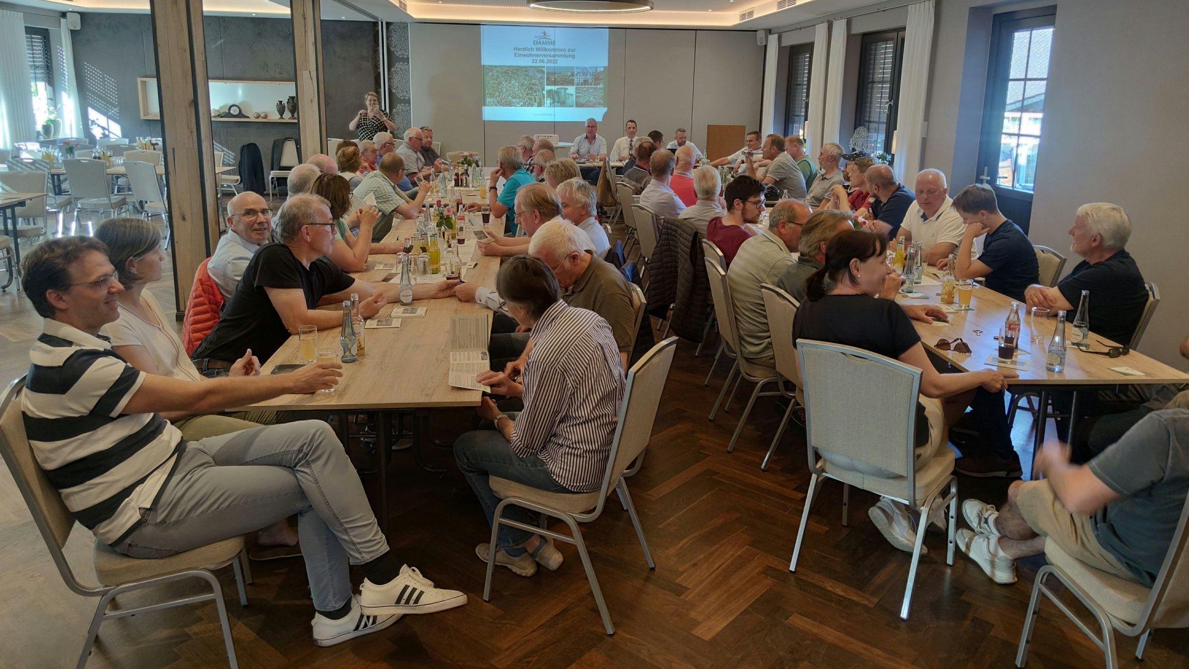 Interessierte Menschen: Zahlreiche Bürger hatten sich zur Einwohnerversammlung der Stadt im Gasthaus Pellenwessel eingefunden. Foto: Röttgers