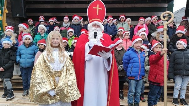 Das Christkind Martha Wessel unterstützt den Heiligen Nikolaus auf dem Adventlichen Markt in Damme, auf dem der Chor der Grundschule unter Leitung von Conny Tepe sang. Foto: Röttgers