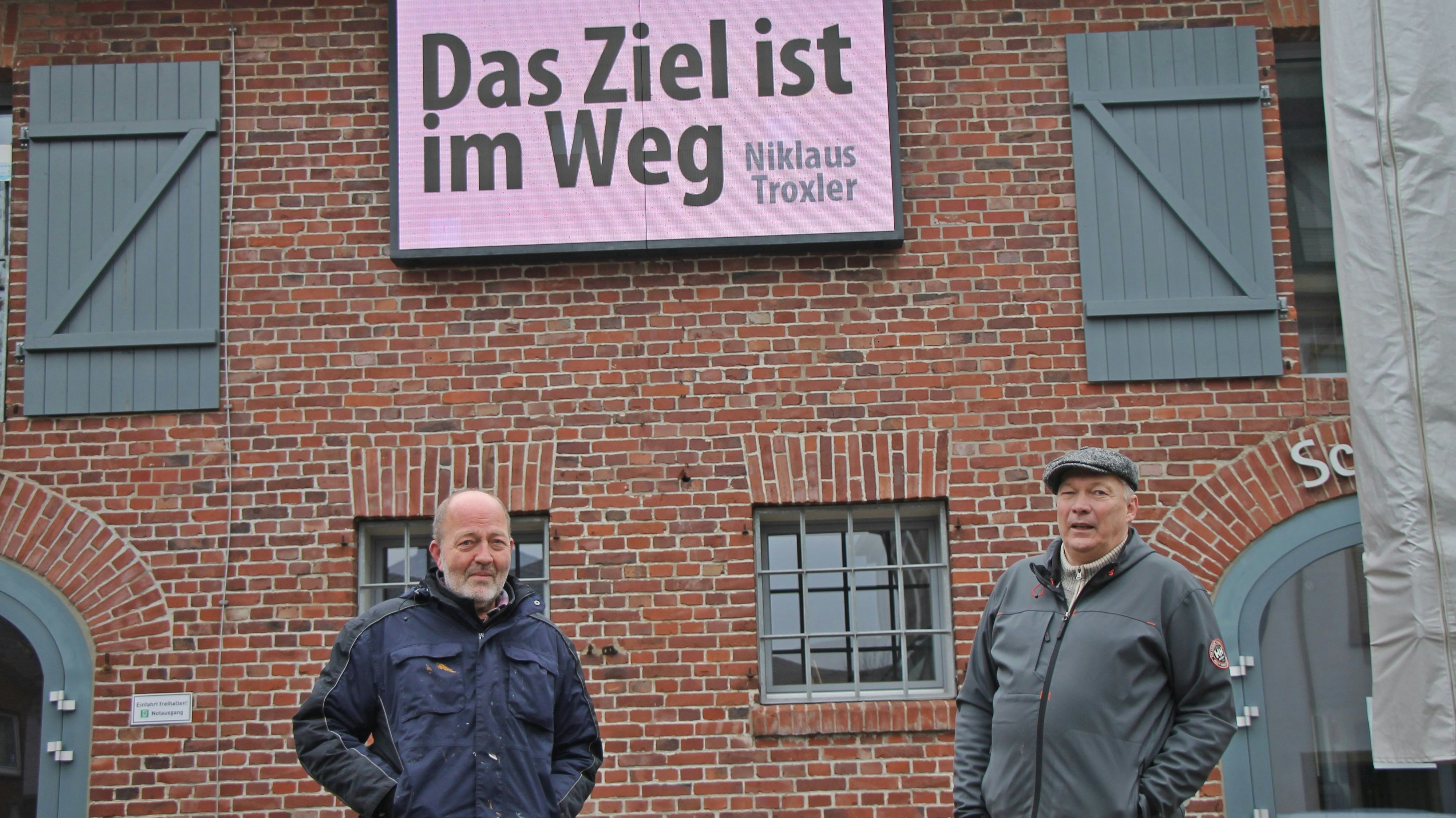 In guter Hoffnung: Norbert Enker (links) und Matthias Stöver freuen sich auf weitere Sprüche, Gedichte und Aphorismen für die LED-Leinwand an der Scheune Leiber.&nbsp; Foto: Oevermann
