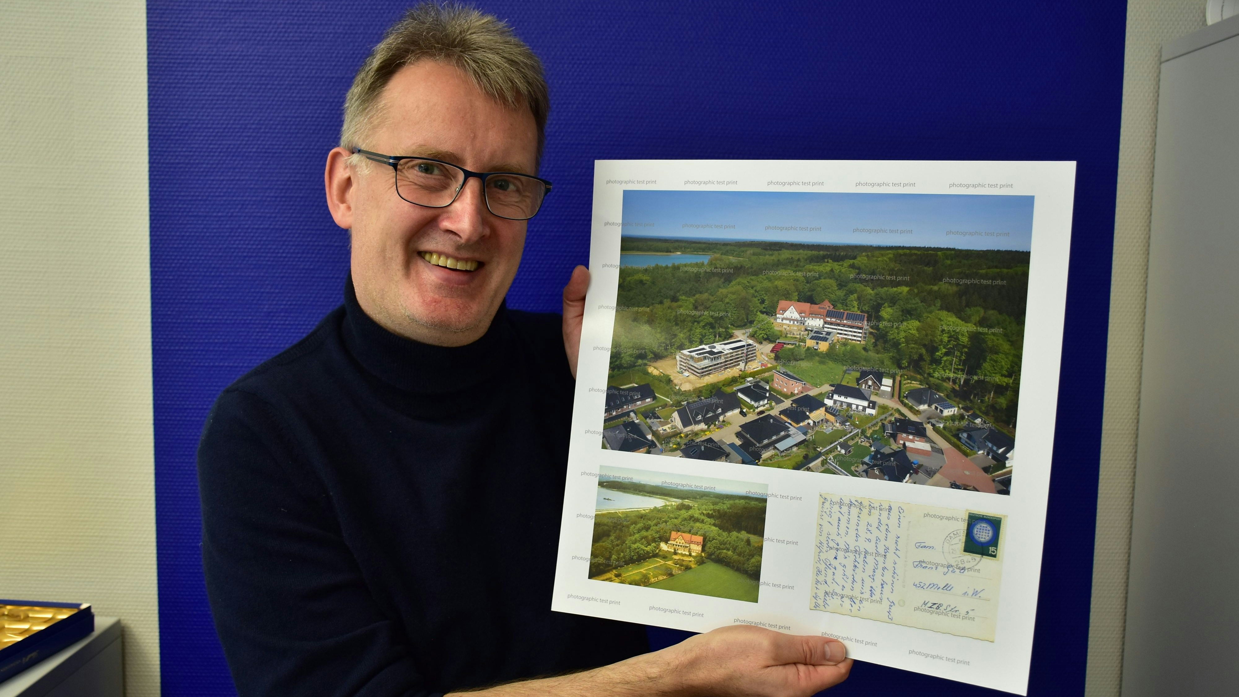 Neu und alt: Martin von den Driesch zeigt eines der Kalenderblätter mit 2 Ansichten des Seniorenheims Haus Maria-Rast mit seiner früheren und heutigen Umgebung.&nbsp; Foto: Lammert 