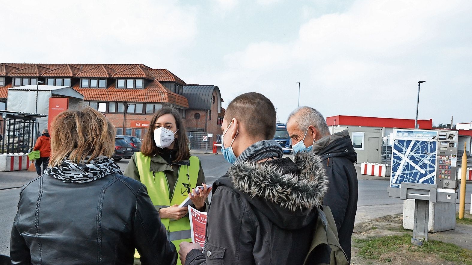 Vielsprachig: Eine Mitarbeiterin der Gewerkschaft informiert ausländische Beschäftigte von Danish Crown über den Stand der Tarifgespräche. Foto: Meyer