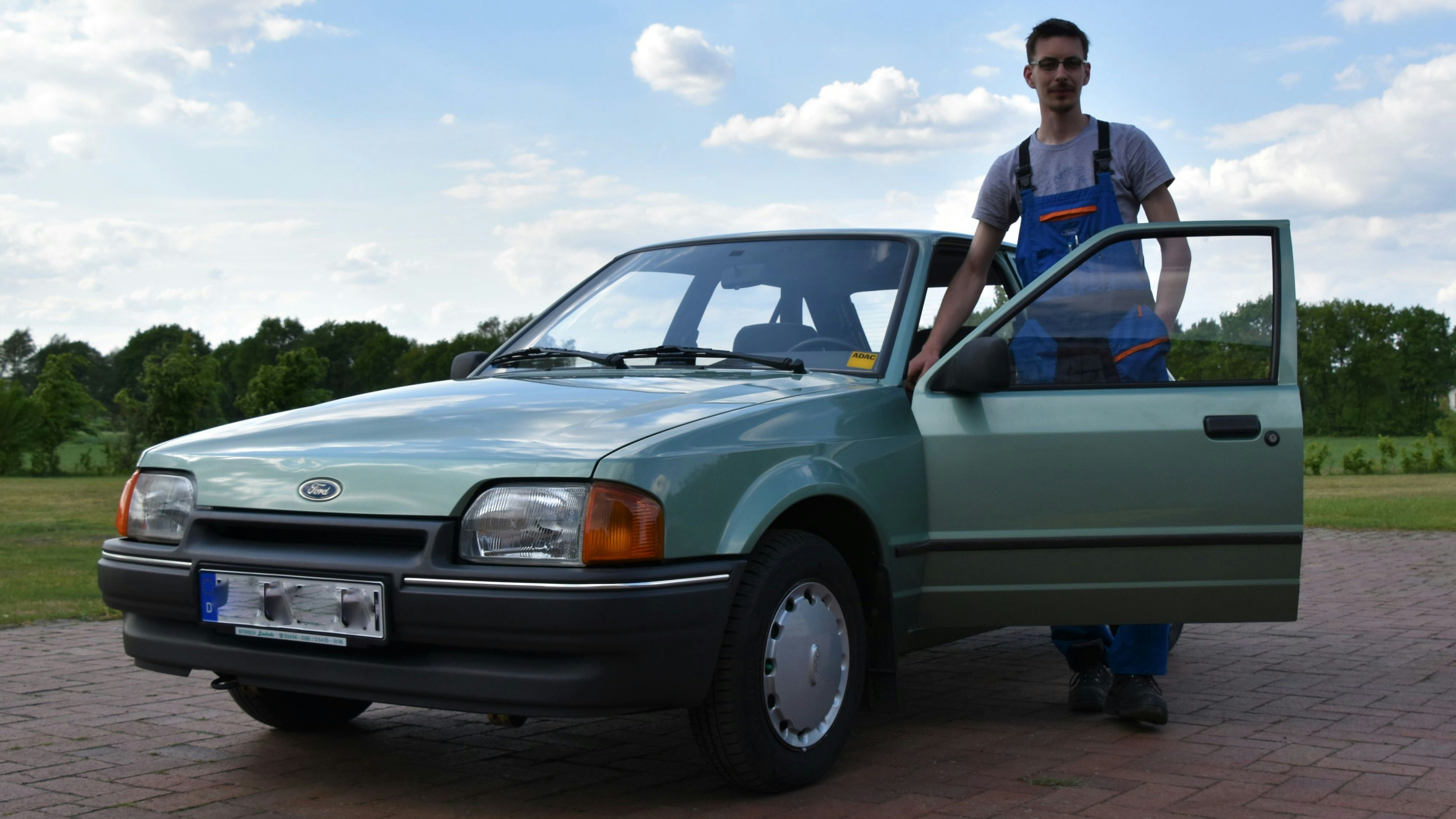 Jung und Alt: Darius Schulz und sein metallic-grüner Ford Escort lassen sich auch am Sonntag bei "Steinfeld Classic" finden. Foto: Hahn